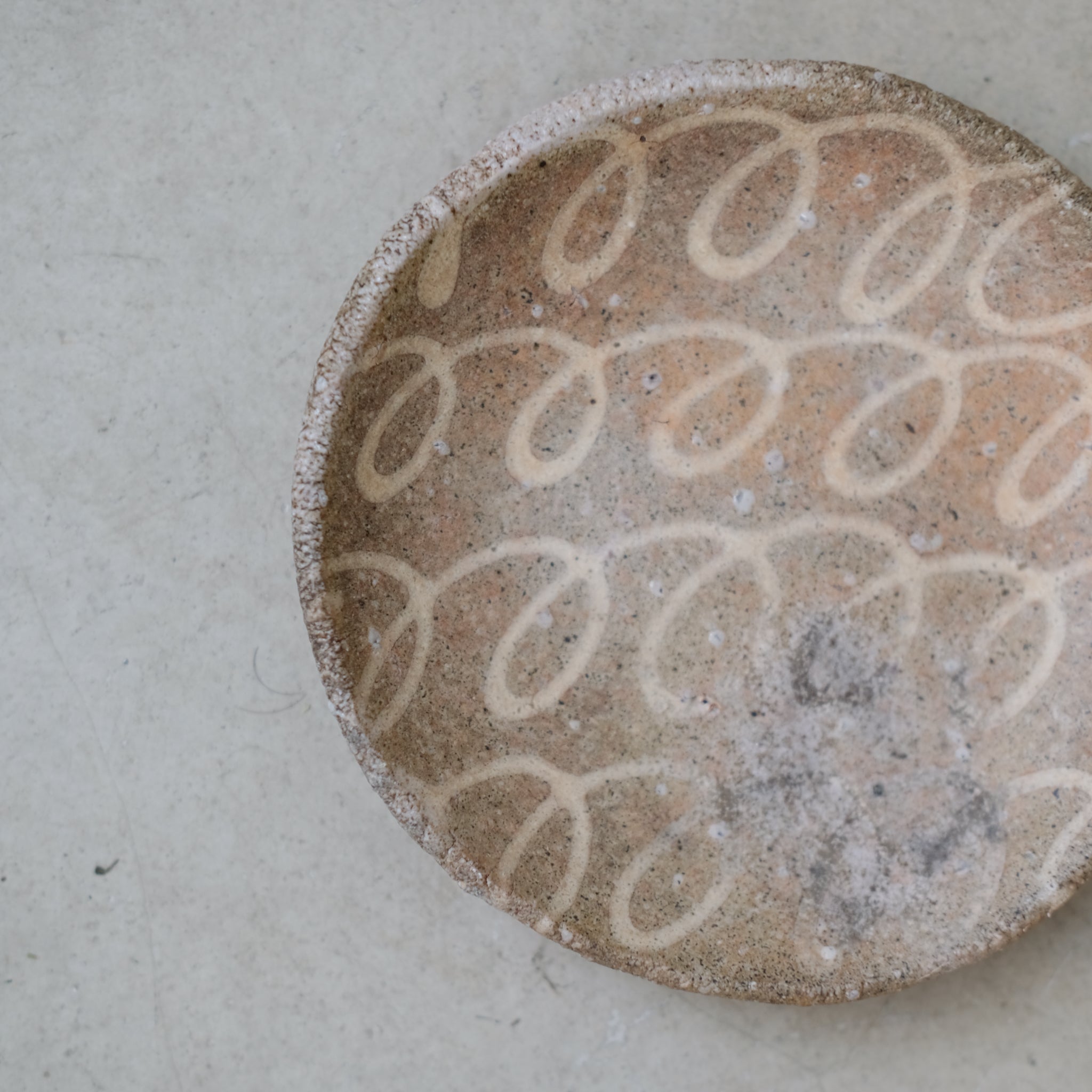 Assiette en grès Yakishime D 12cm - 02 du Yoji Yamada chez Brutal Ceramics