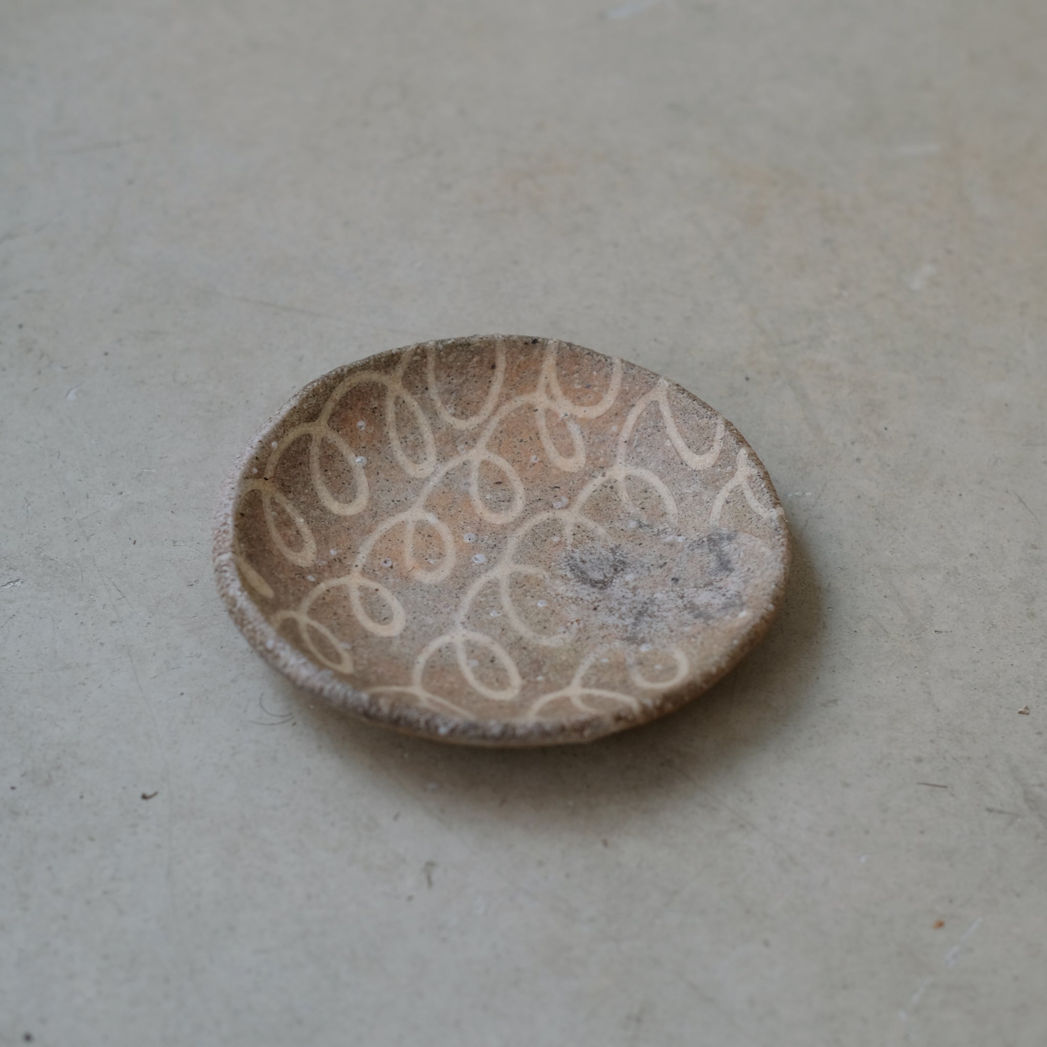 Assiette en grès Yakishime D 12cm - 02 du Yoji Yamada chez Brutal Ceramics