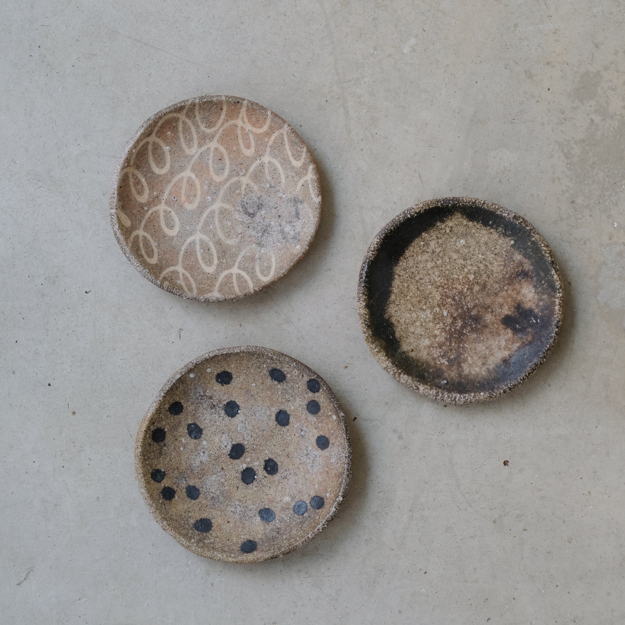 Assiette en grès Yakishime D 12cm - 03 de Yoji Yamada chez Brutal Ceramics