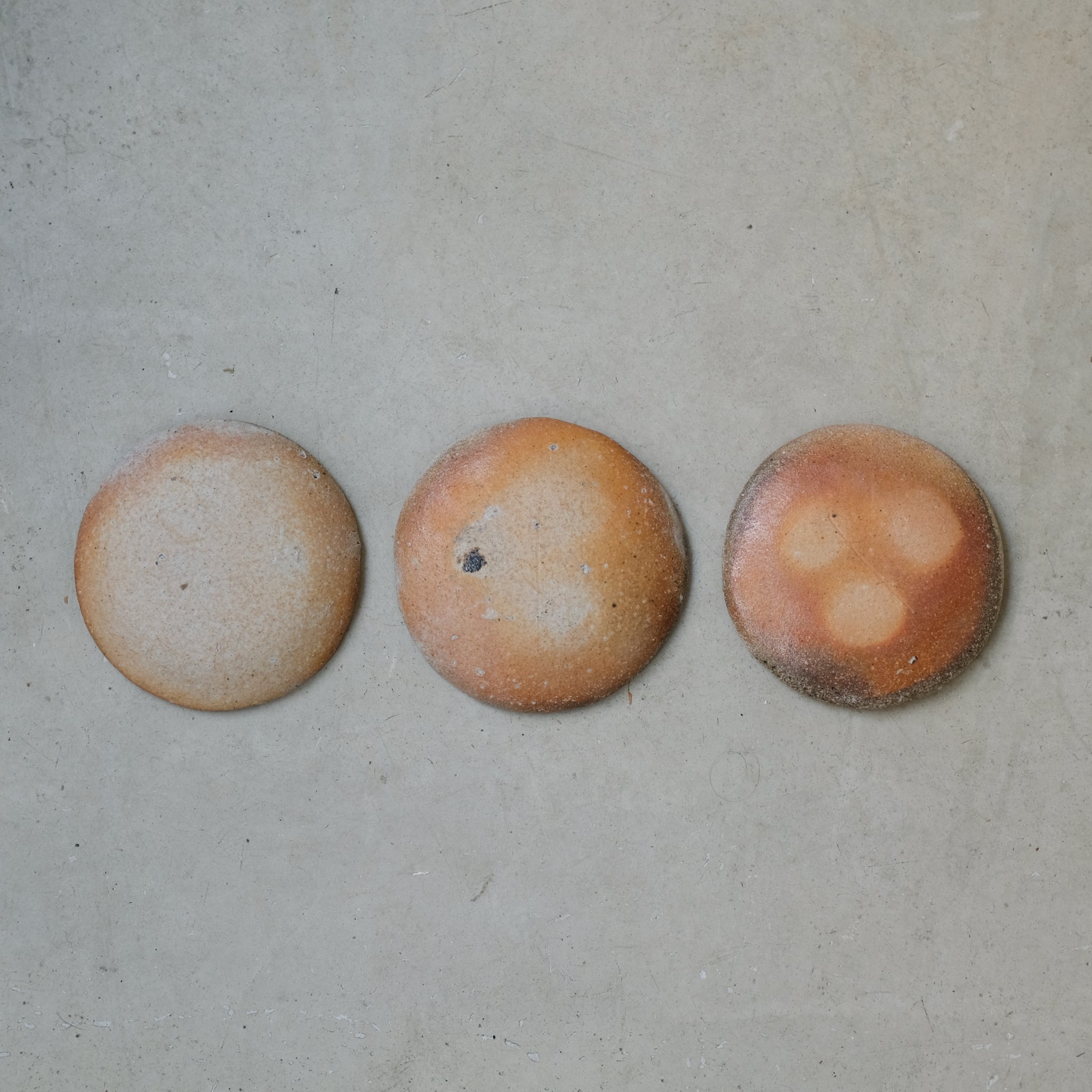Assiette en grès Yakishime D 12cm - 01 du Yoji Yamada chez Brutal Ceramics
