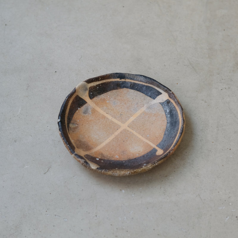 Assiette en grès Yakishime D 16cm - 02 de Yoji Yamada chez Brutal Ceramics