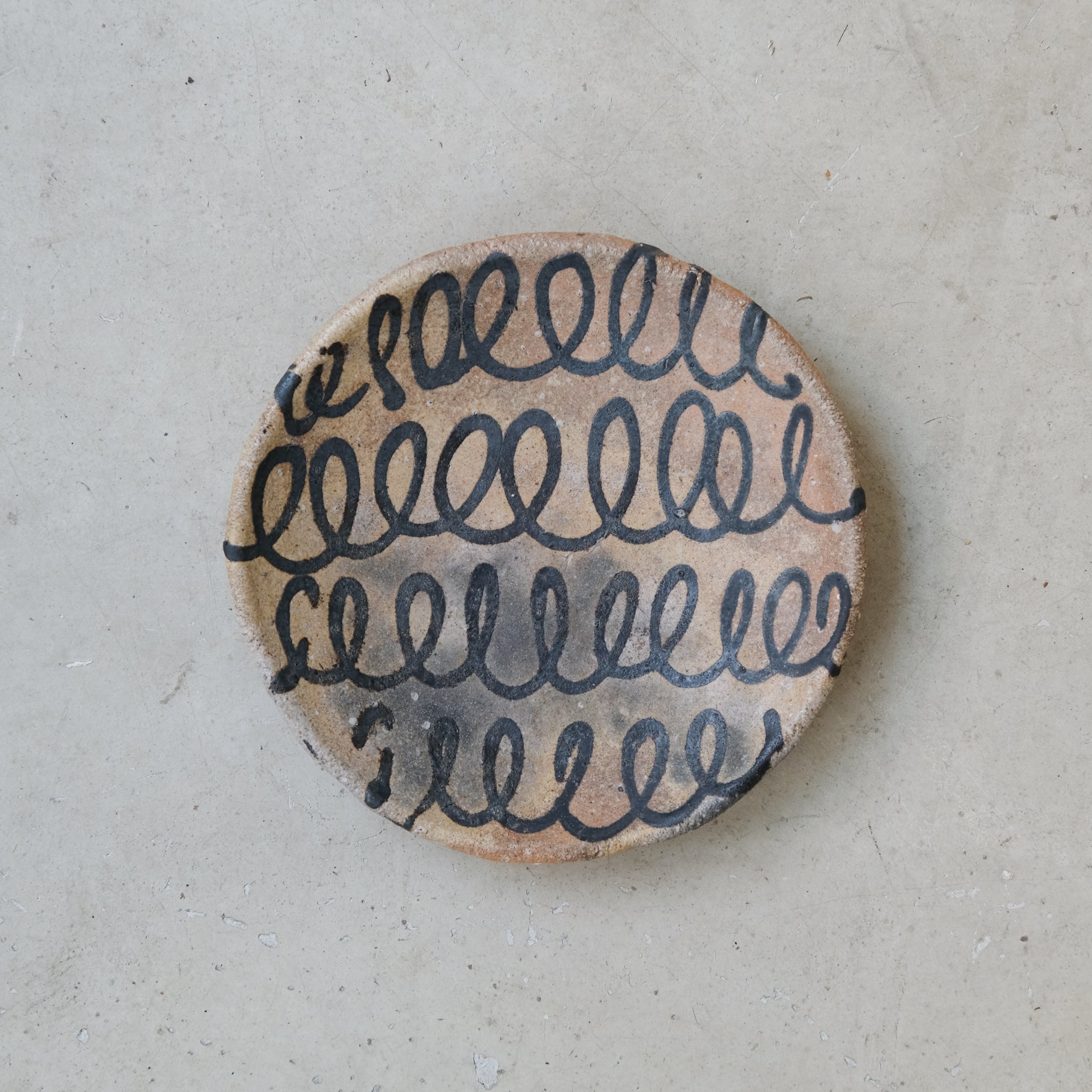 Assiette en grès Yakishime D 16cm - 01 de Yoji Yamada chez Brutal Ceramics