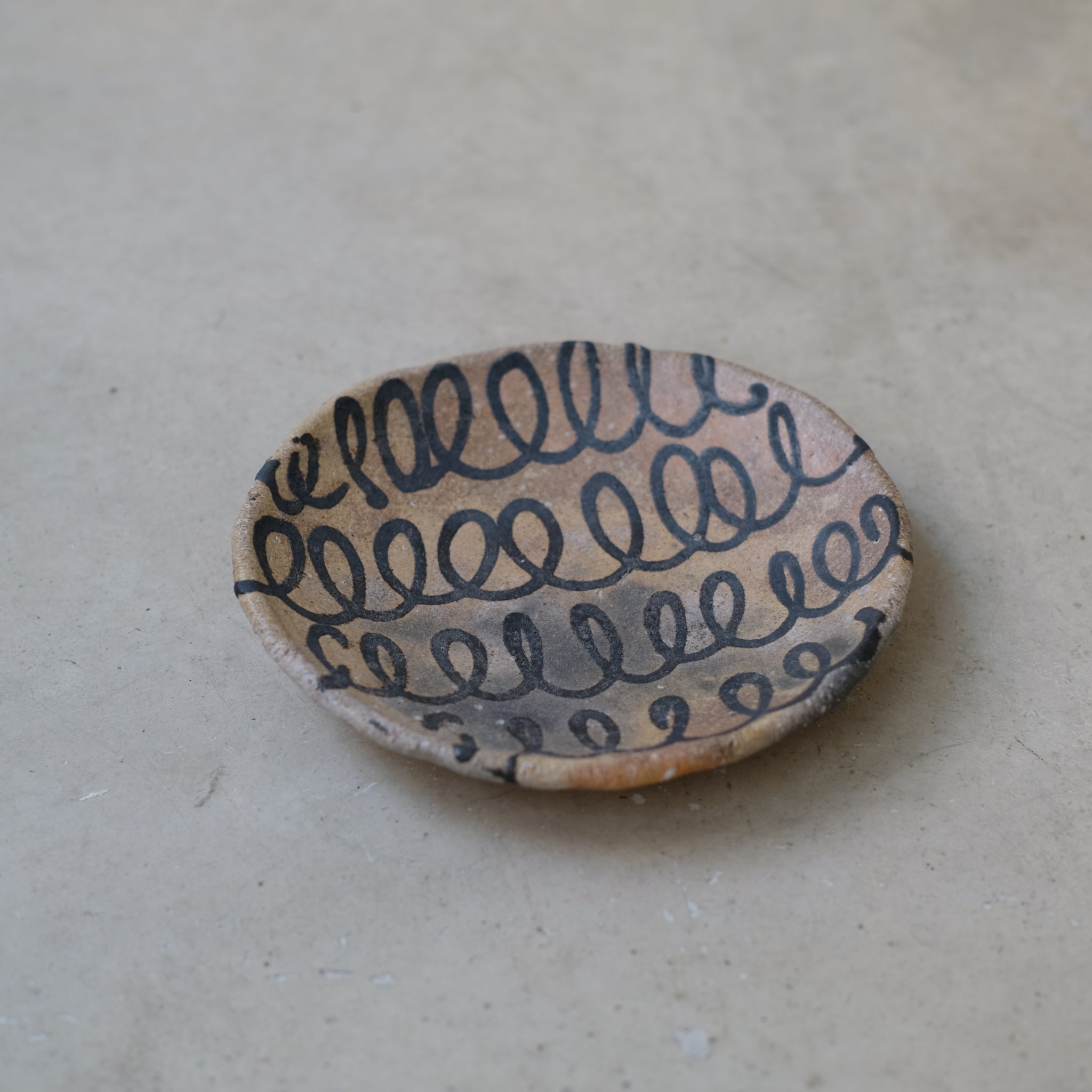 Assiette en grès Yakishime D 16cm - 01 de Yoji Yamada chez Brutal Ceramics