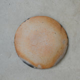 Assiette en grès Yakishime D 16cm - 01 de Yoji Yamada chez Brutal Ceramics