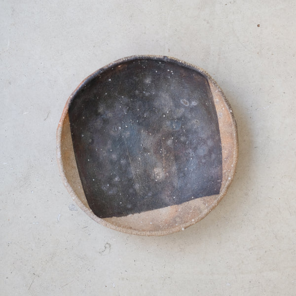 Assiette creuse en grès Yakishime D 21cm de Yoji Yamada chez Brutal Ceramics