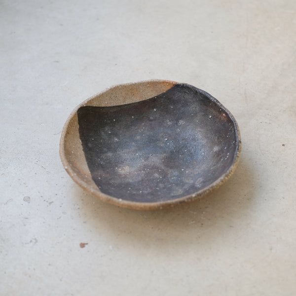 Assiette creuse en grès Yakishime D 21cm de Yoji Yamada chez Brutal Ceramics