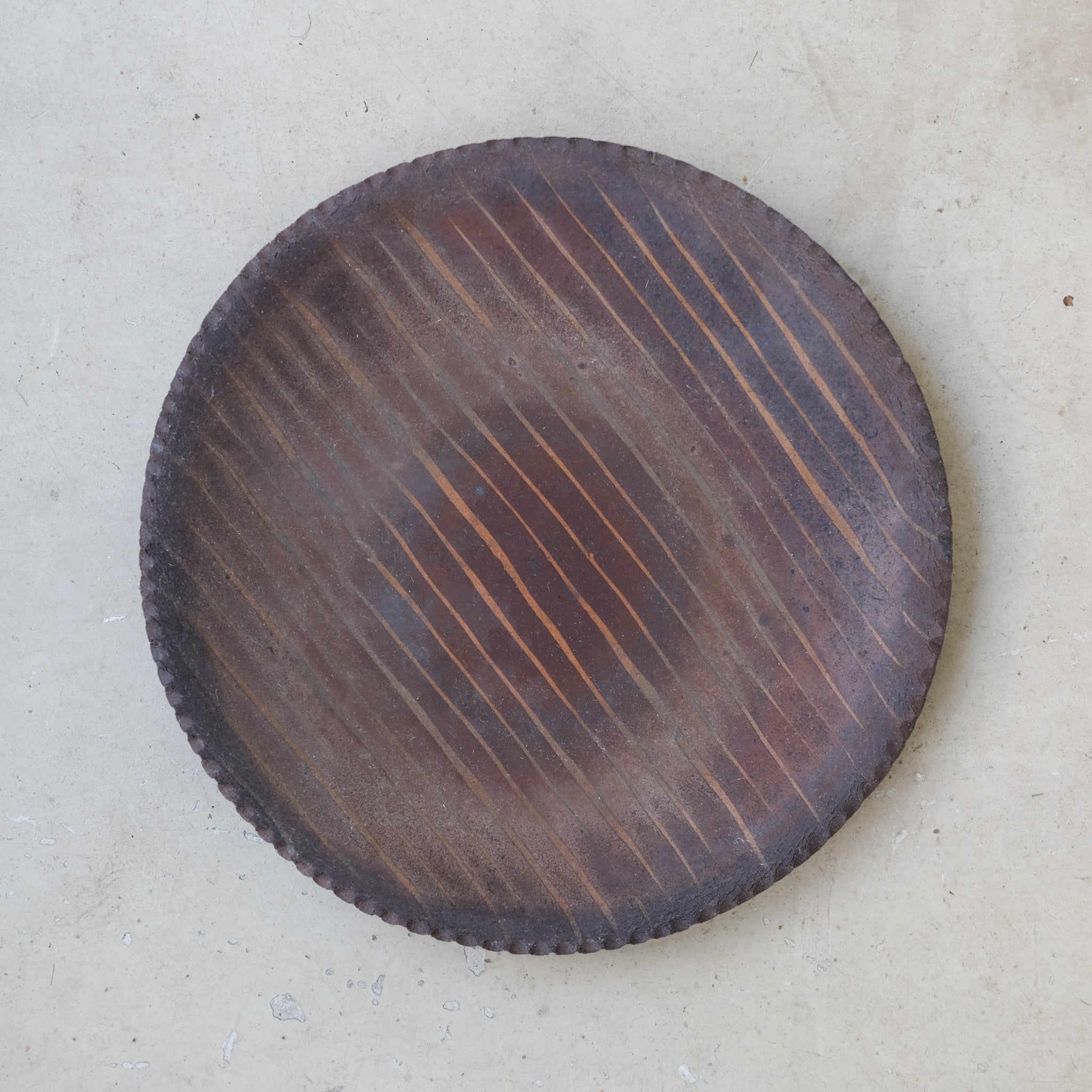 Assiette en grès Yakishime D 25cm de Yoji Yamada chez Brutal Ceramics