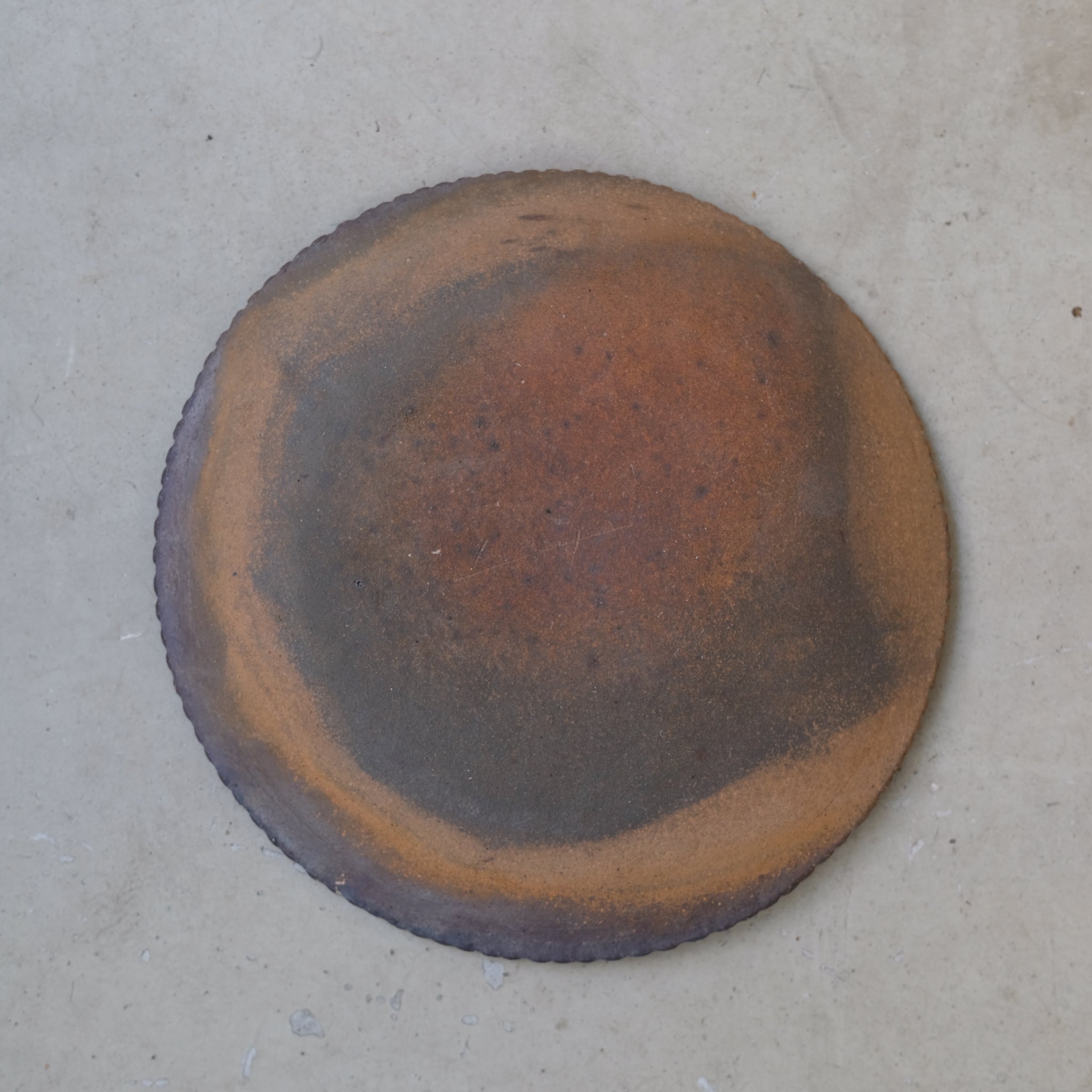Assiette en grès Yakishime D 25cm de Yoji Yamada chez Brutal Ceramics