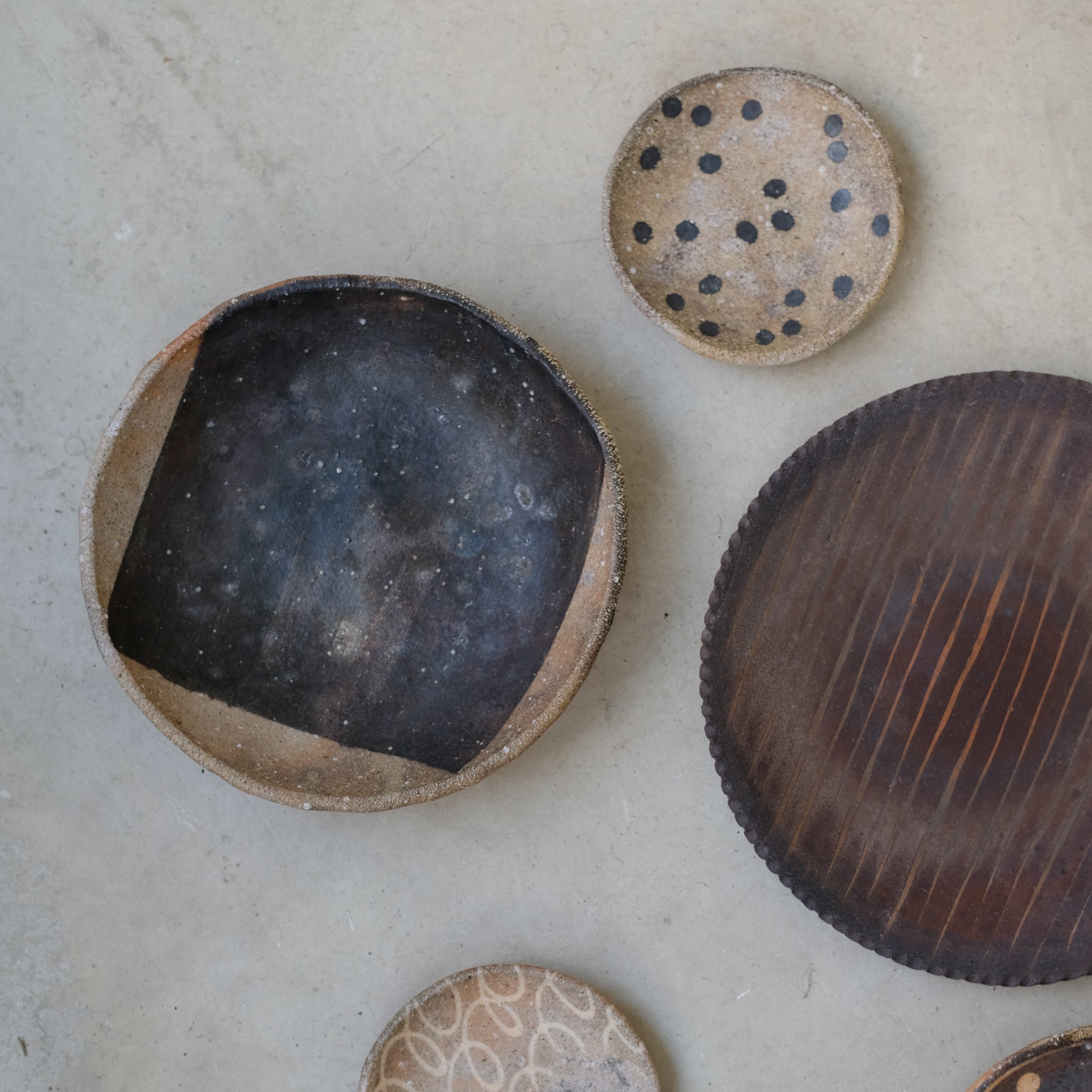 Assiette creuse en grès Yakishime D 21cm de Yoji Yamada chez Brutal Ceramics