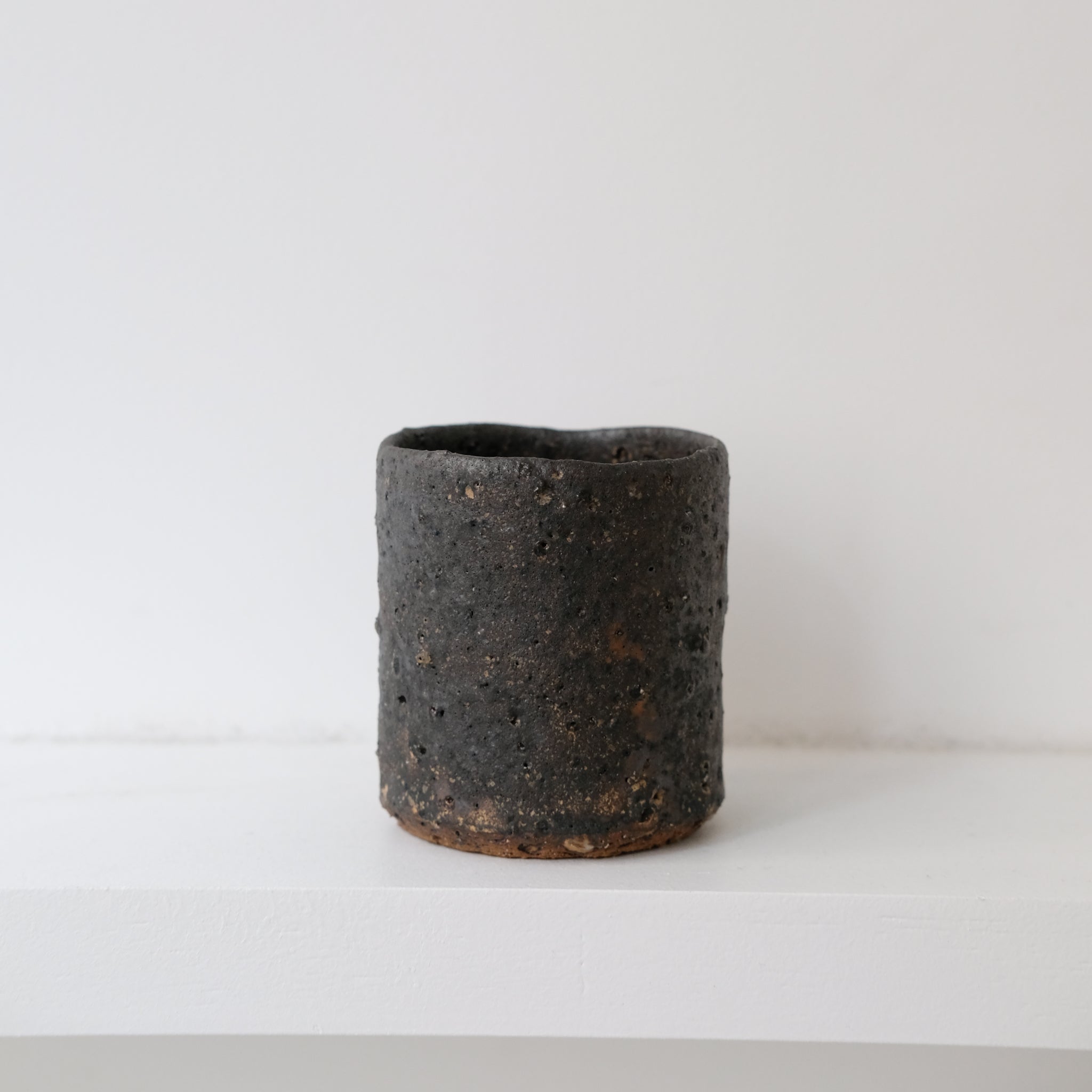 Tasse en terre d'Aizenay 200ml / Noir chaud mat de Benoit Audureau chez Brutal Ceramics