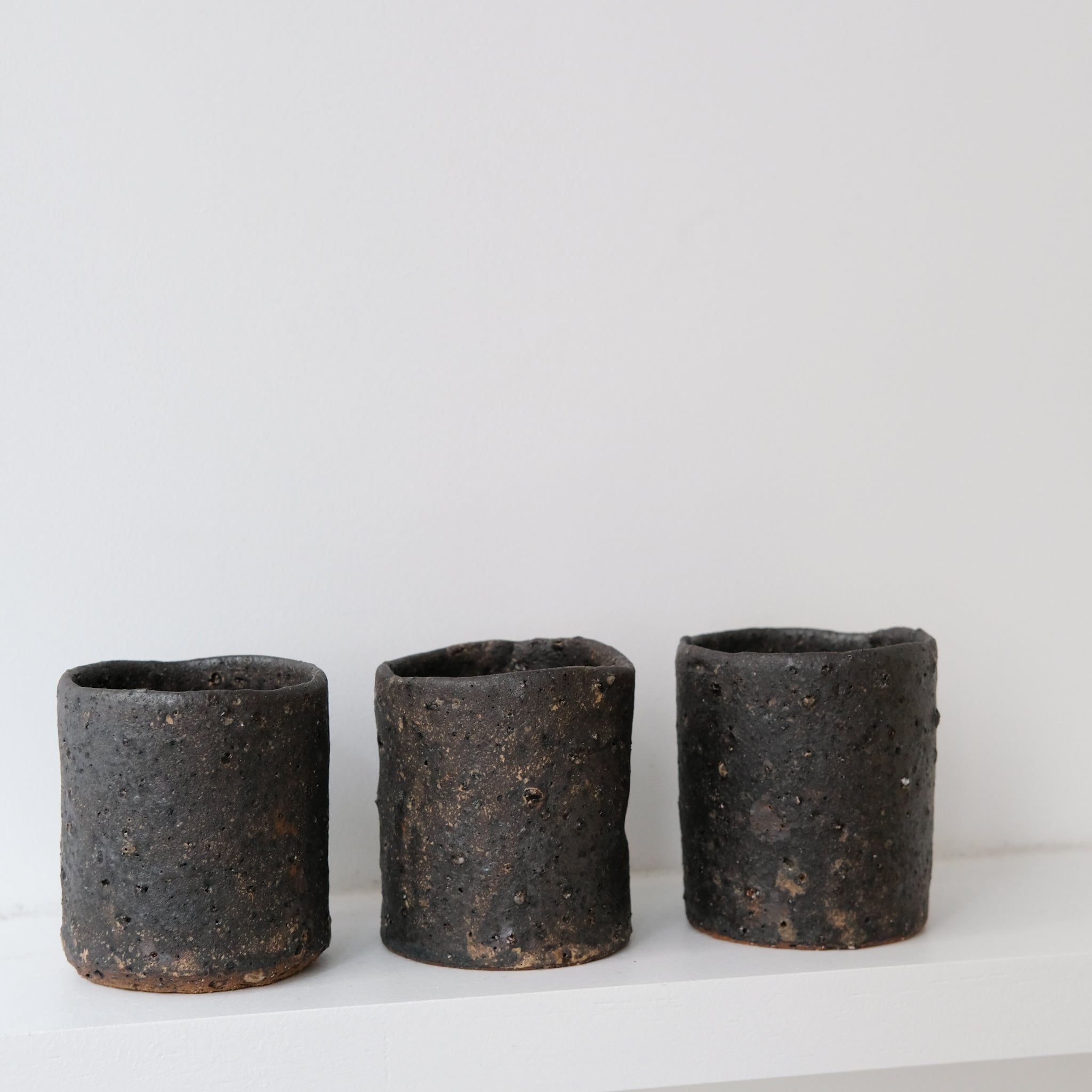 Tasse en terre d'Aizenay 200ml / Noir chaud mat de Benoit Audureau chez Brutal Ceramics