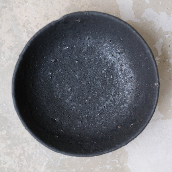Assiette en terre d'Aizenay D 16cm / Noir mat de Benoit Audureau chez Brutal Ceramics