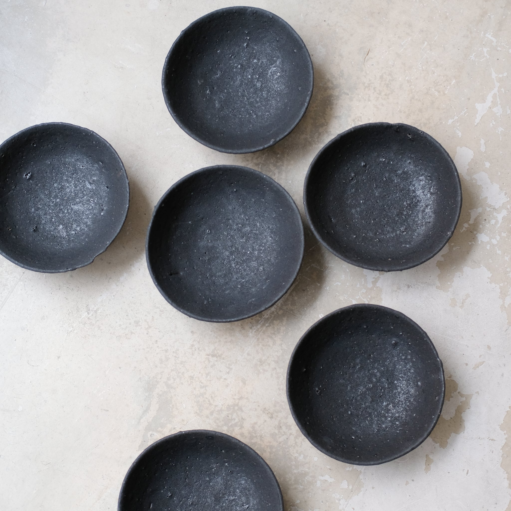 Assiette en terre d'Aizenay D 16cm / Noir mat de Benoit Audureau chez Brutal Ceramics