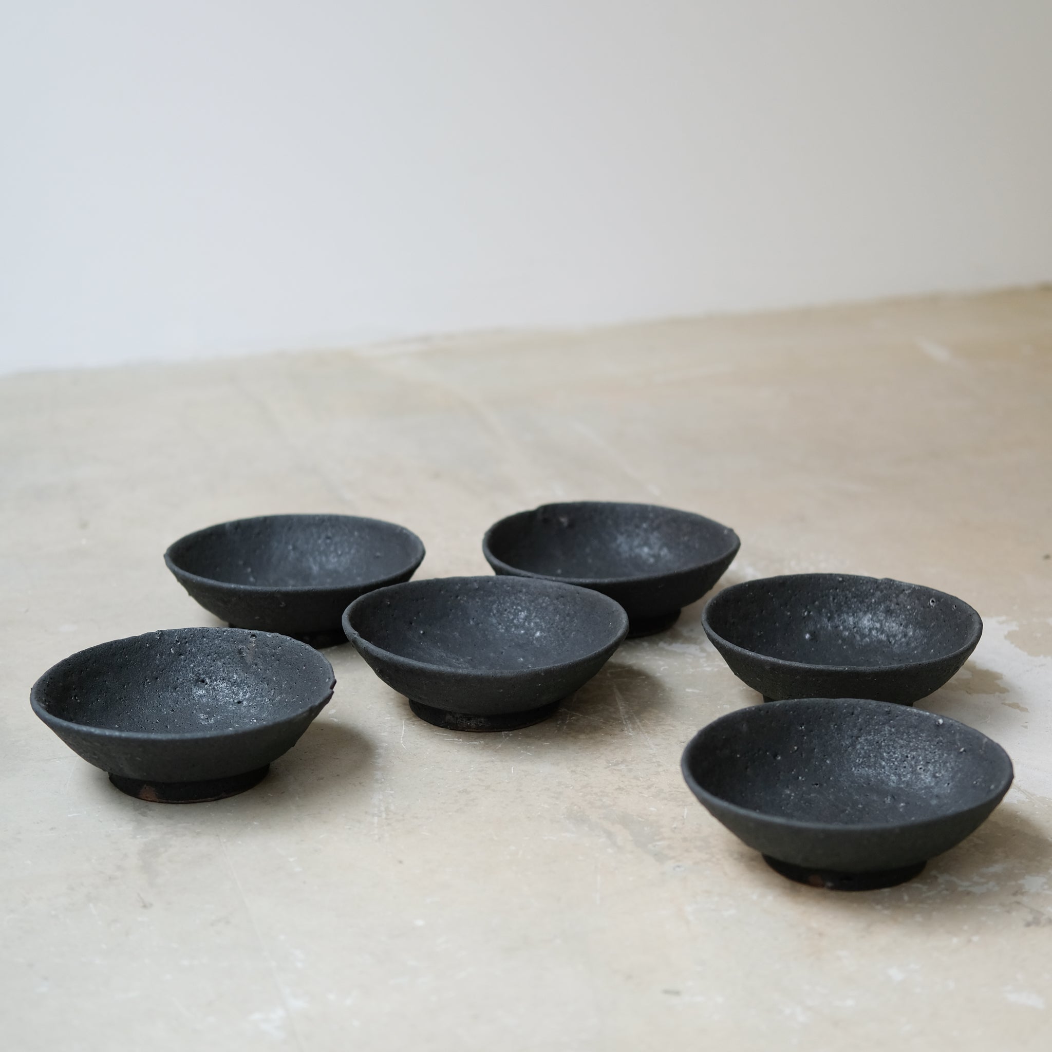 Assiette en terre d'Aizenay D 16cm / Noir mat de Benoit Audureau chez Brutal Ceramics