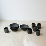 Assiette en terre d'Aizenay D 16cm / Noir mat de Benoit Audureau chez Brutal Ceramics