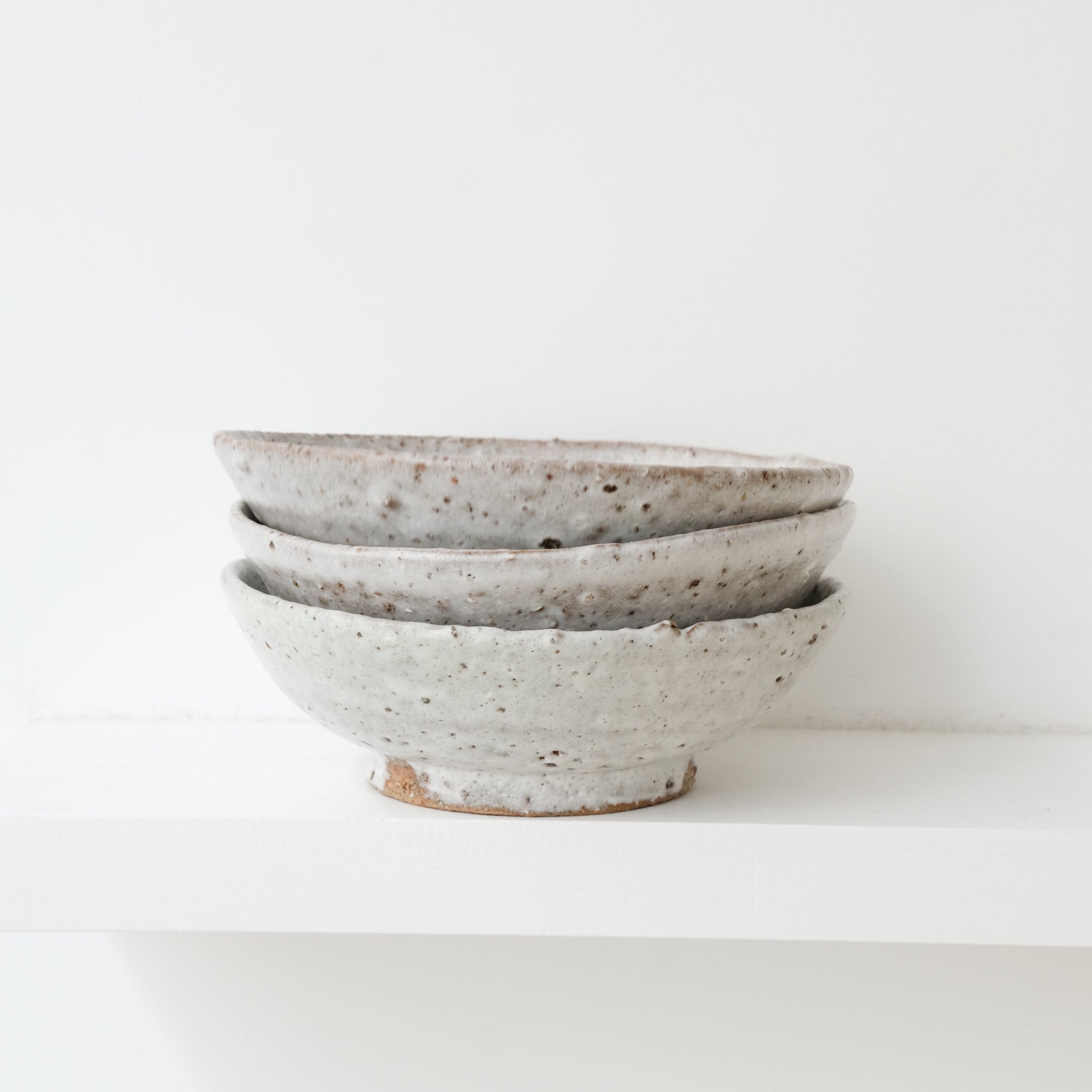 Assiette en terre d'Aizenay D 16cm / Blanc de Benoit Audureau chez Brutal Ceramics