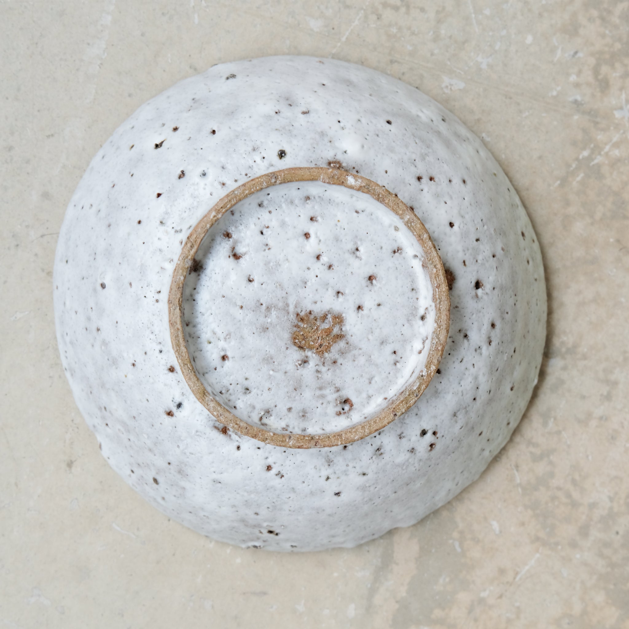 Assiette en terre d'Aizenay D 16cm / Blanc de Benoit Audureau chez Brutal Ceramics
