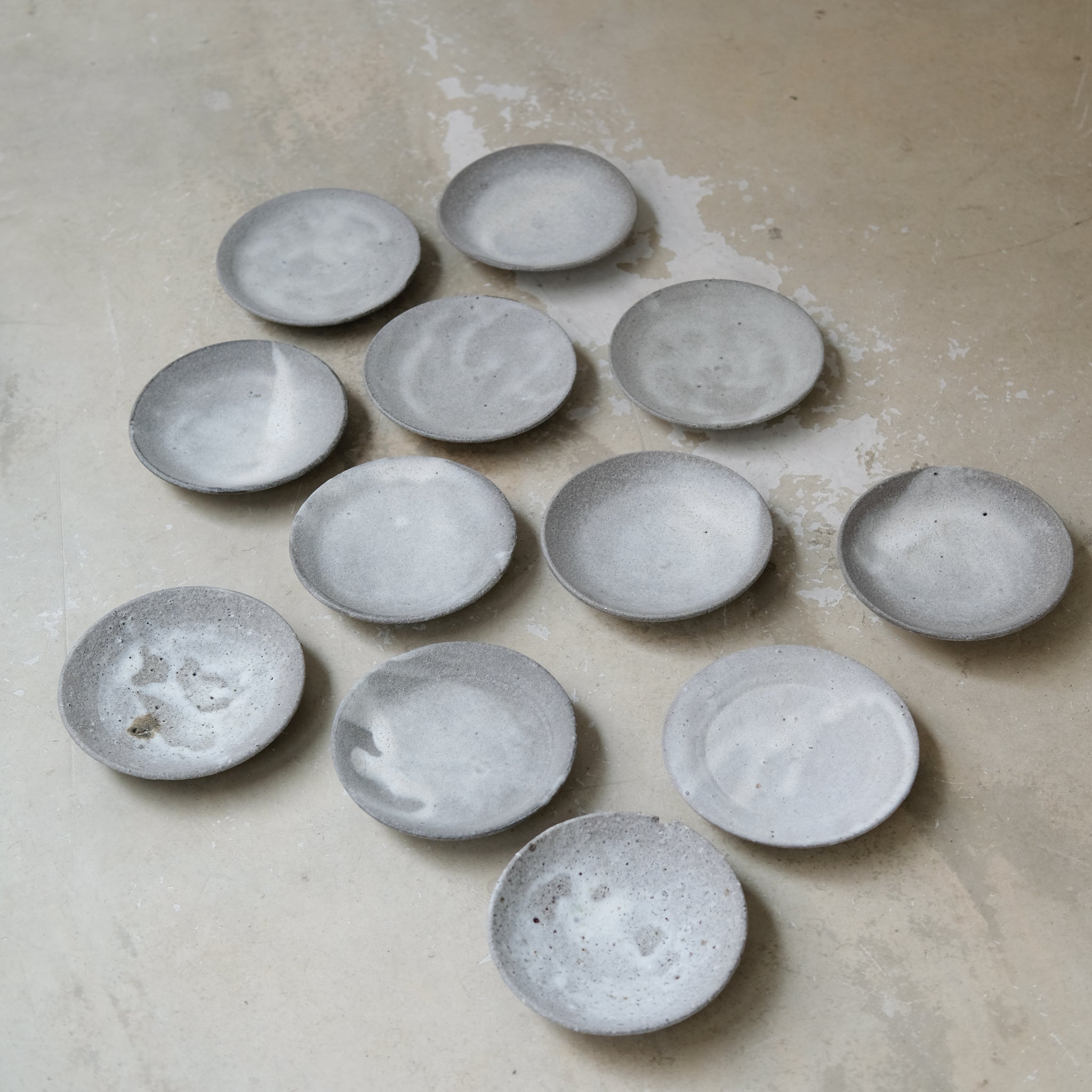 Assiette Moon par le céramiste Benoit Audureau chez Brutal Ceramics