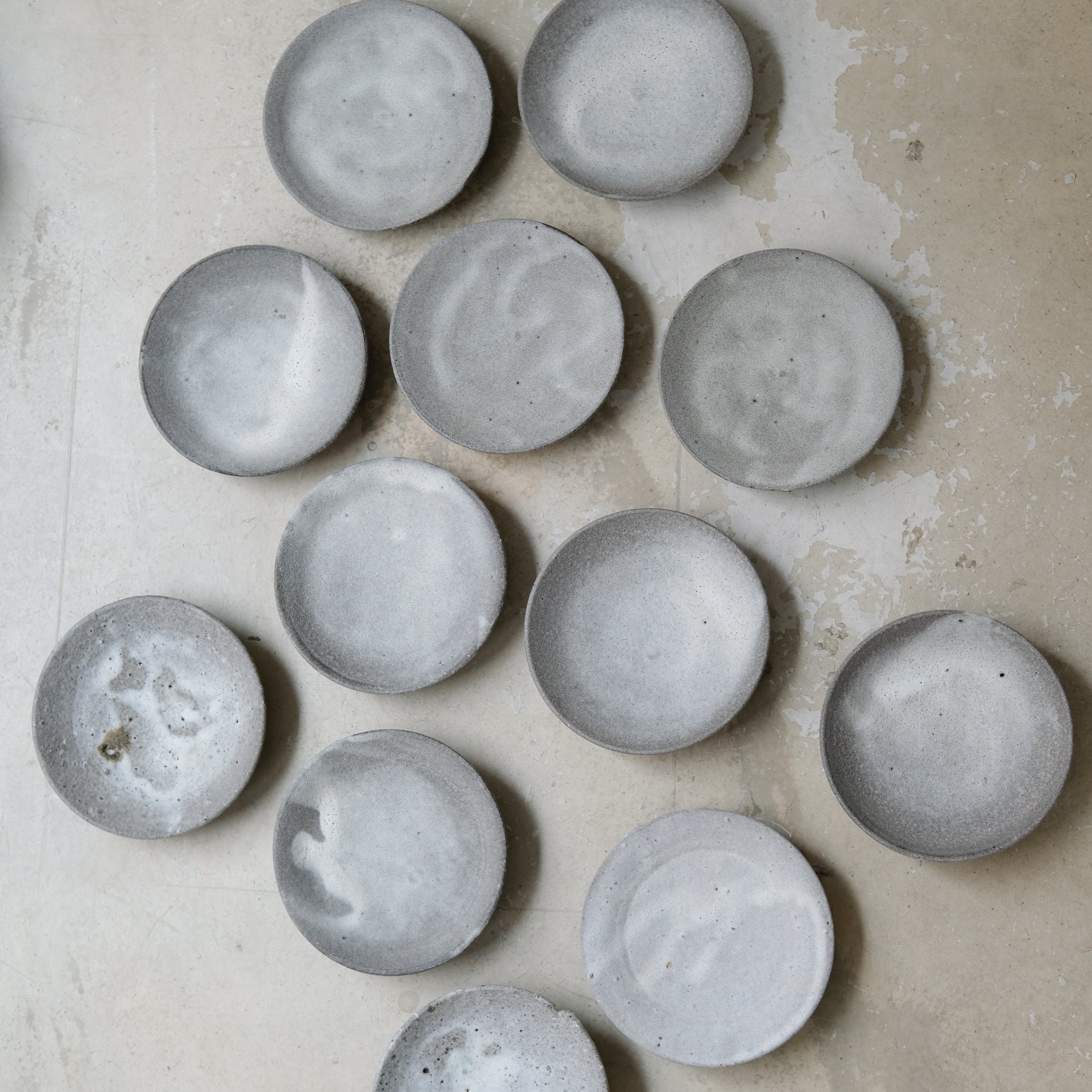 Assiette Moon par le céramiste Benoit Audureau chez Brutal Ceramics