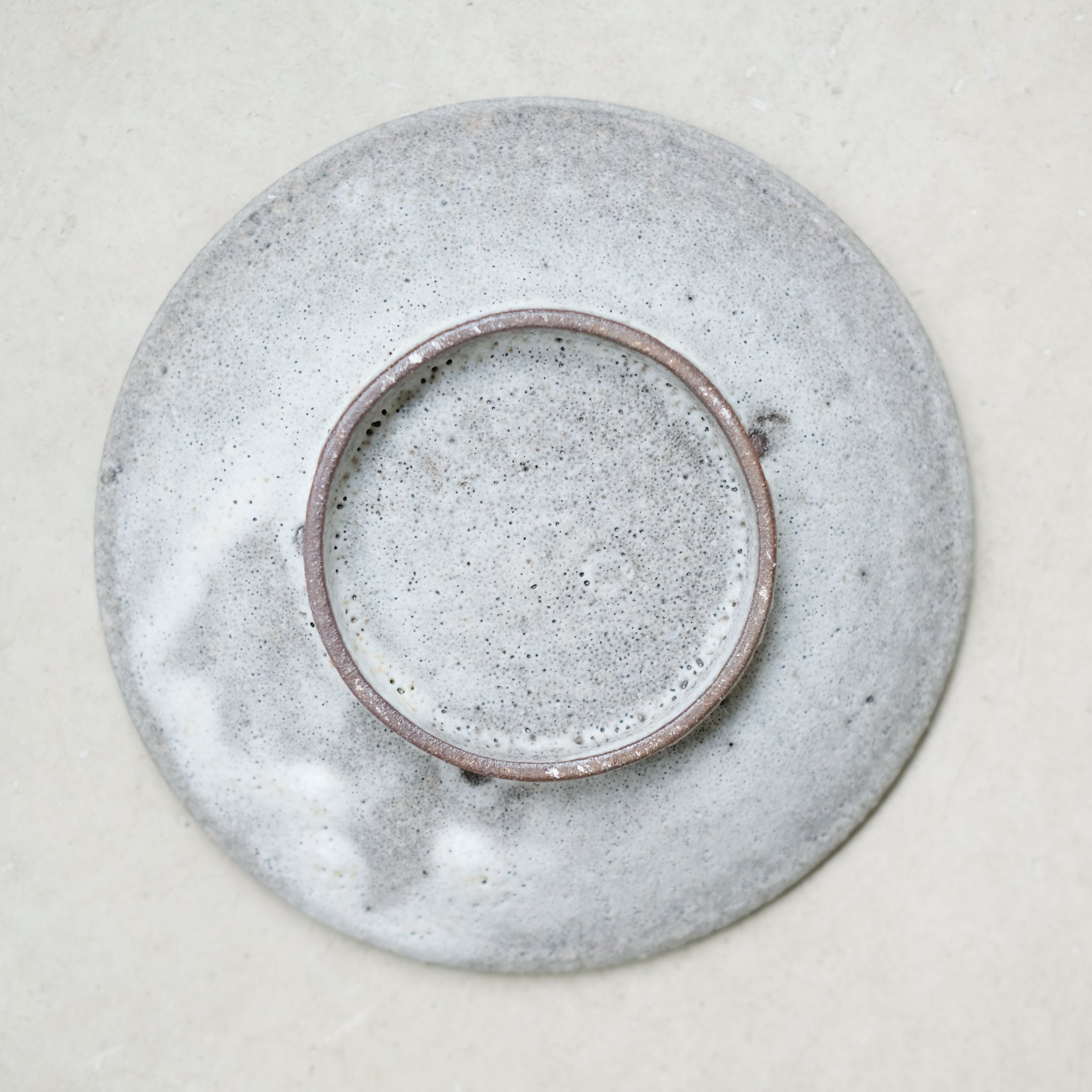 Assiette Moon par le céramiste Benoit Audureau chez Brutal Ceramics