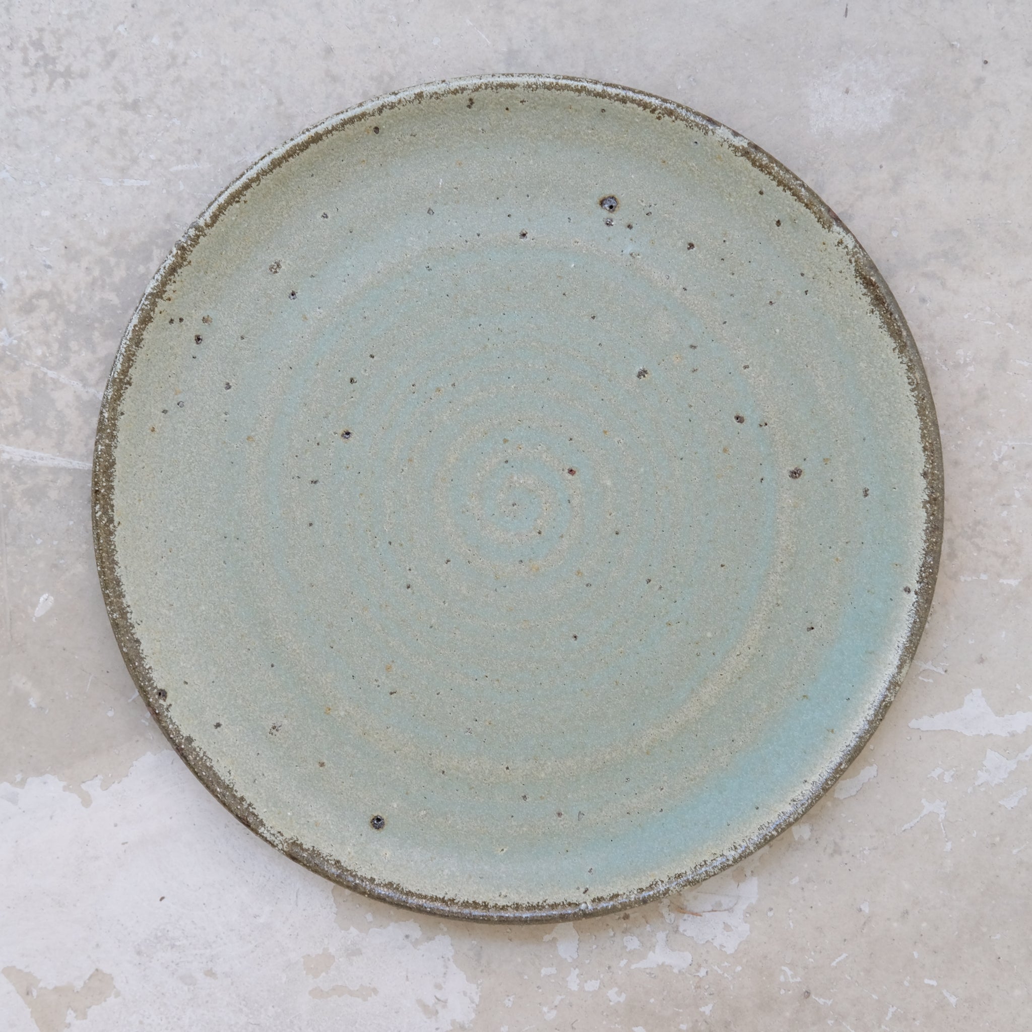 Assiette en grès D26cm - vert de Charline Robache chez Brutal Ceramics