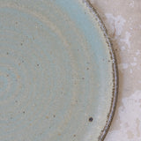 Assiette en grès D26cm - vert de Charline Robache chez Brutal Ceramics