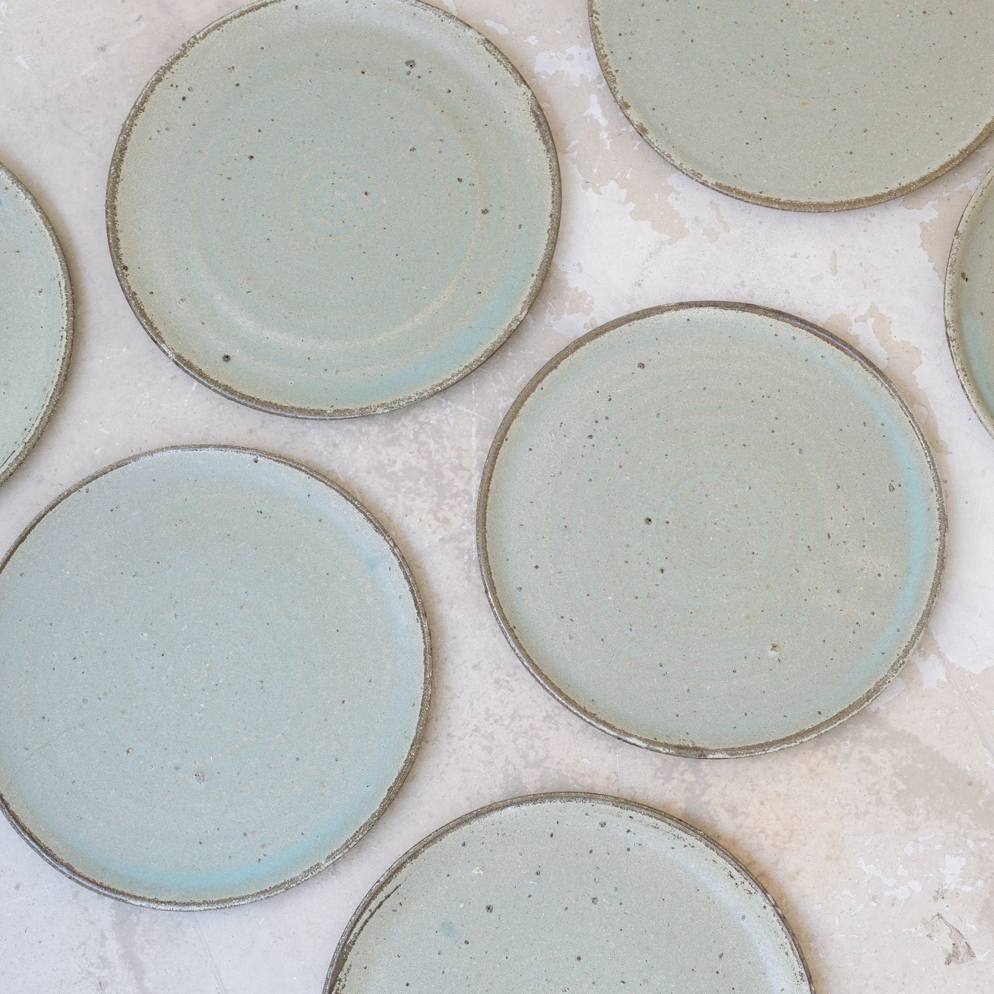 Assiette en grès D26cm - vert de Charline Robache chez Brutal Ceramics