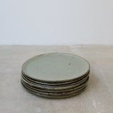 Assiette en grès D26cm - vert de Charline Robache chez Brutal Ceramics
