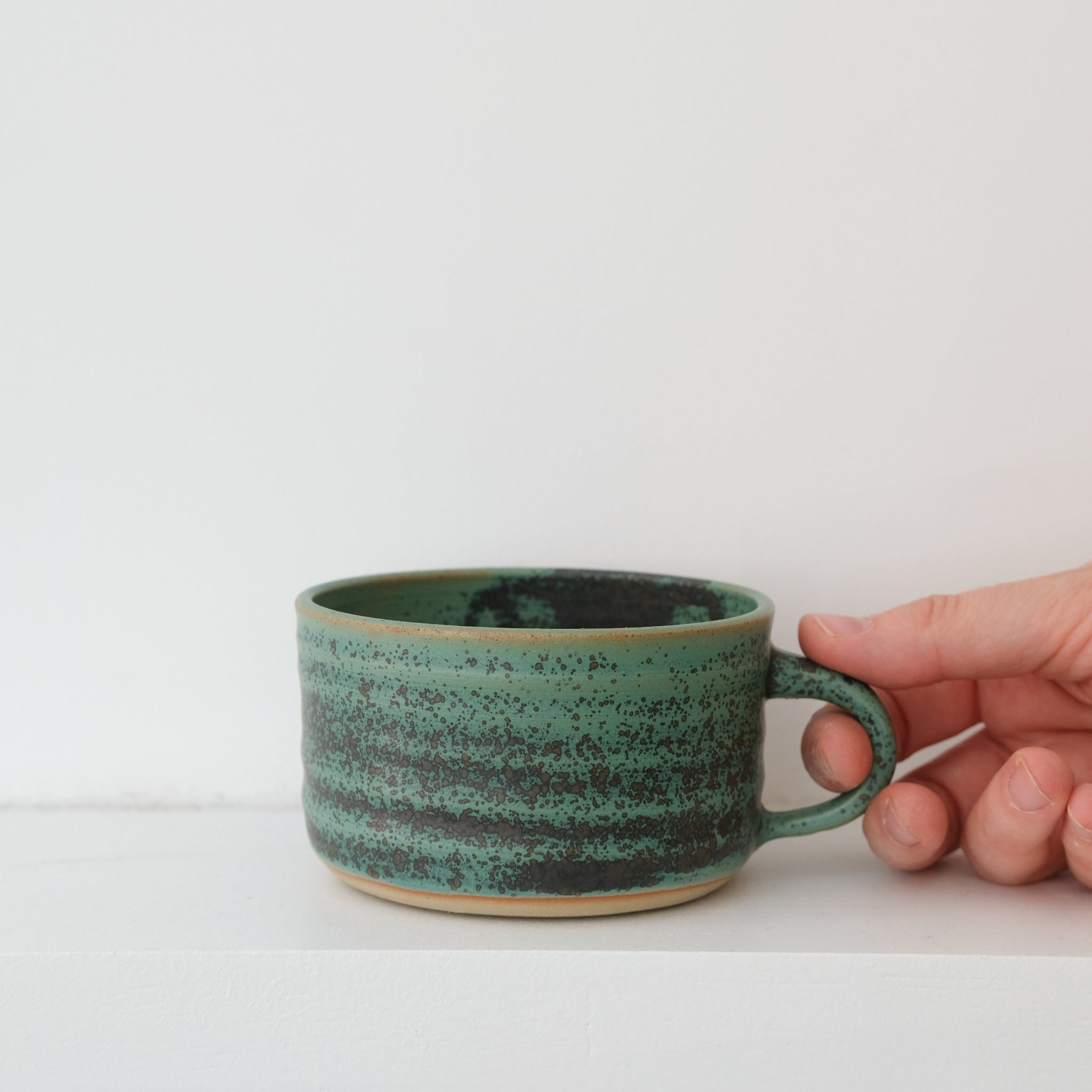Tasse en grès 330ml - vert de Charline Robache chez Brutal Ceramics