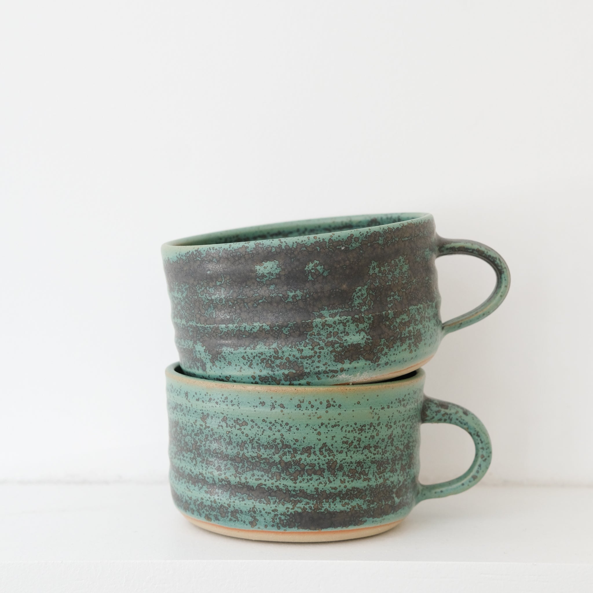 Tasse en grès 330ml - vert de Charline Robache chez Brutal Ceramics