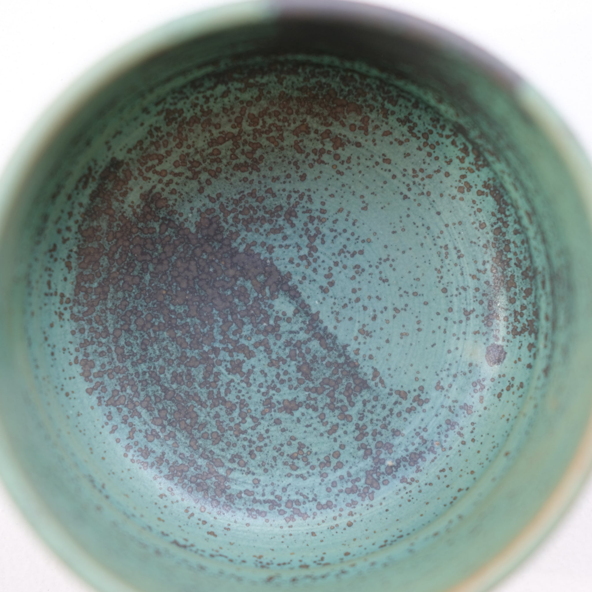 Tasse en grès 330ml - vert de Charline Robache chez Brutal Ceramics