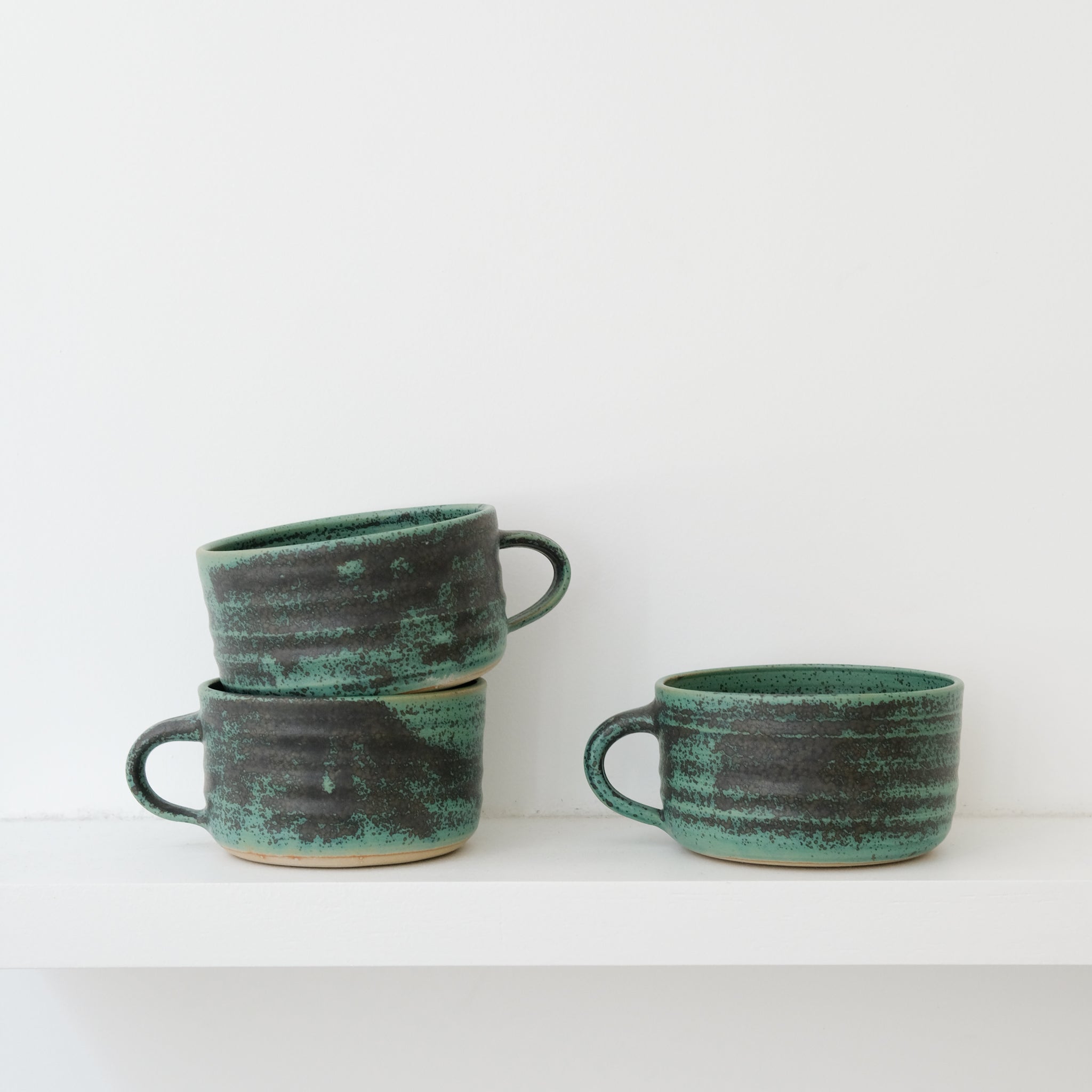 Tasse en grès 330ml - vert de Charline Robache chez Brutal Ceramics