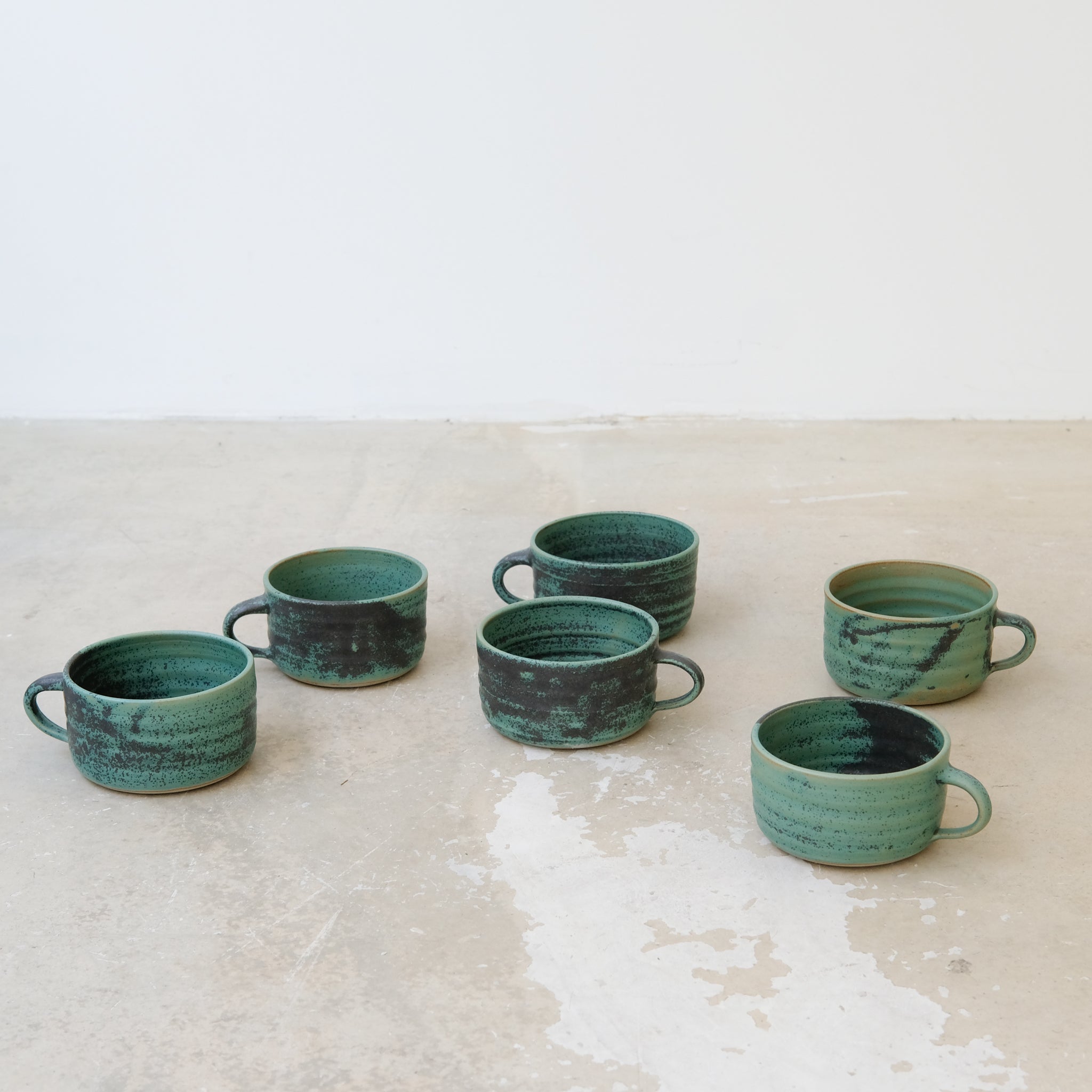 Tasse en grès 330ml - vert de Charline Robache chez Brutal Ceramics