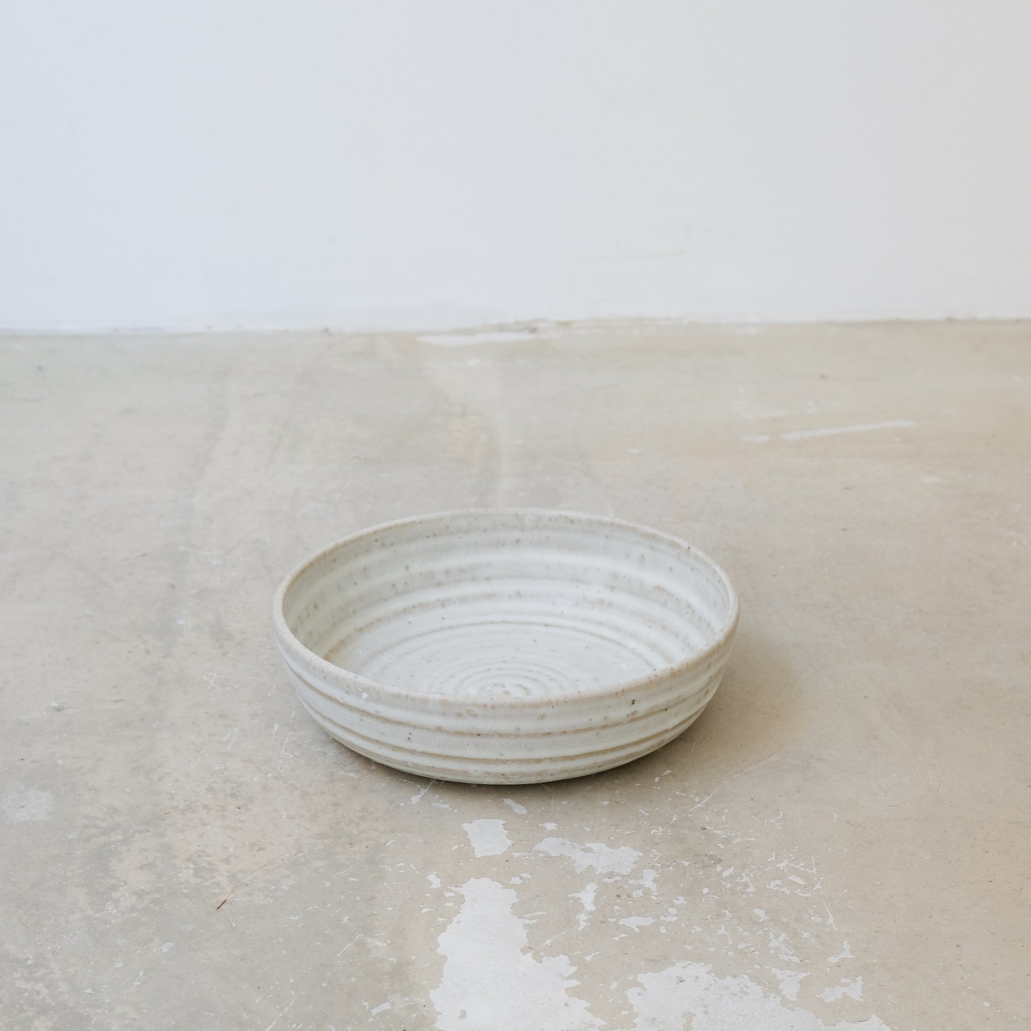 Assiette creuse en grès D21cm - blanc Charline Robache chez Brutal Ceramics