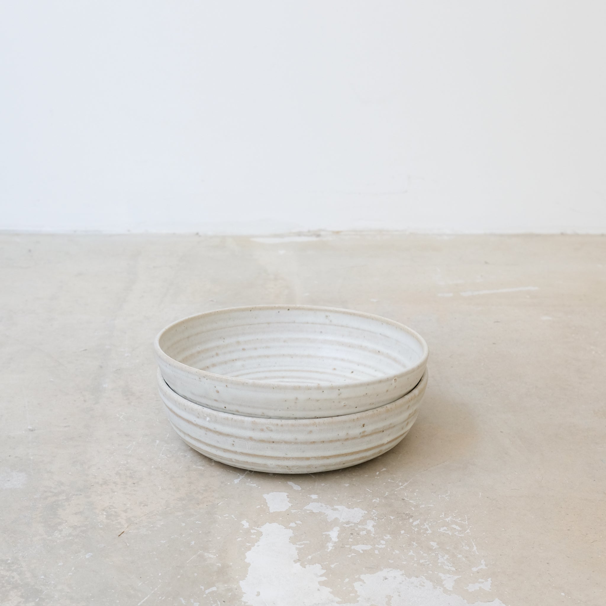 Assiette creuse en grès D21cm - blanc Charline Robache chez Brutal Ceramics