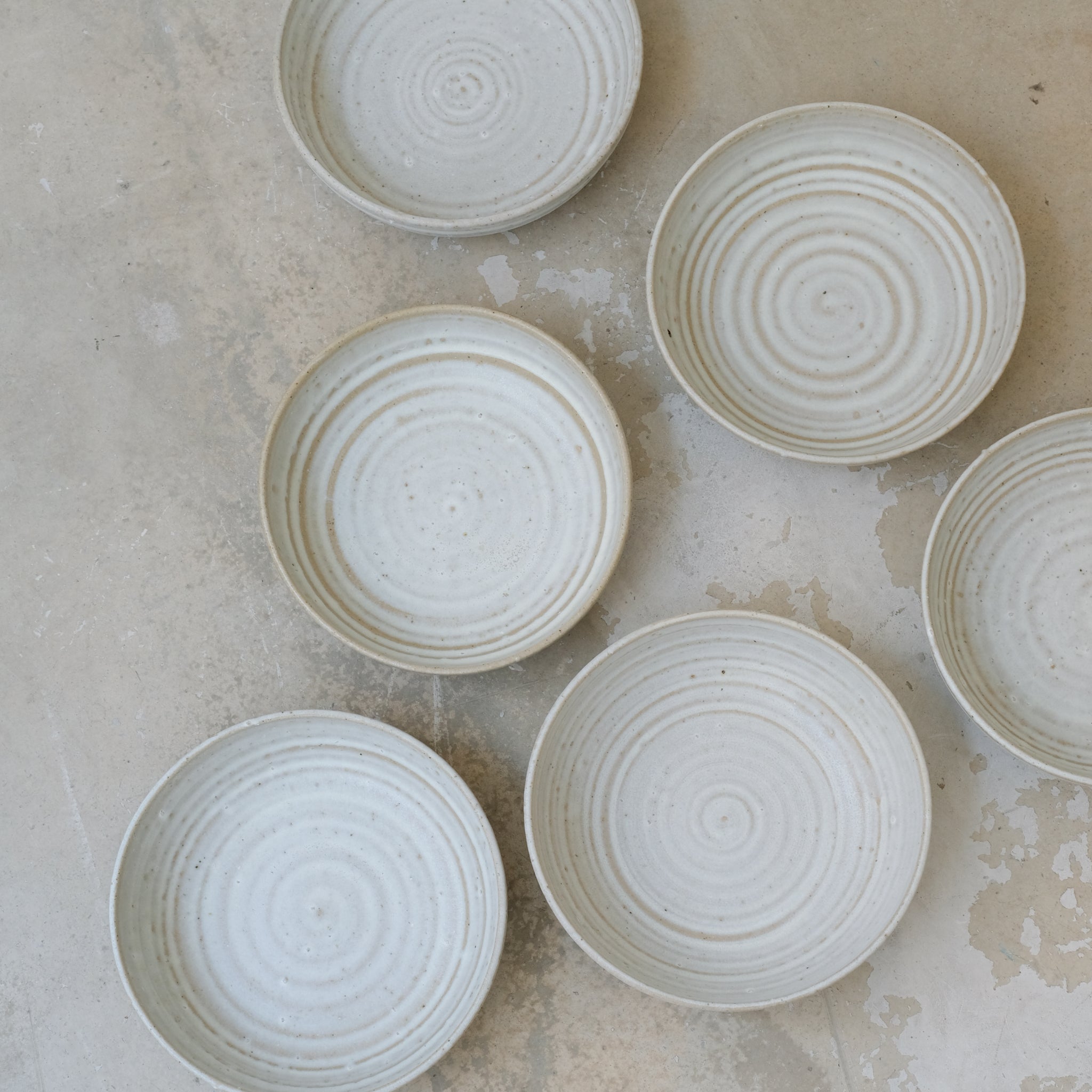 Assiette creuse en grès D21cm - blanc Charline Robache chez Brutal Ceramics