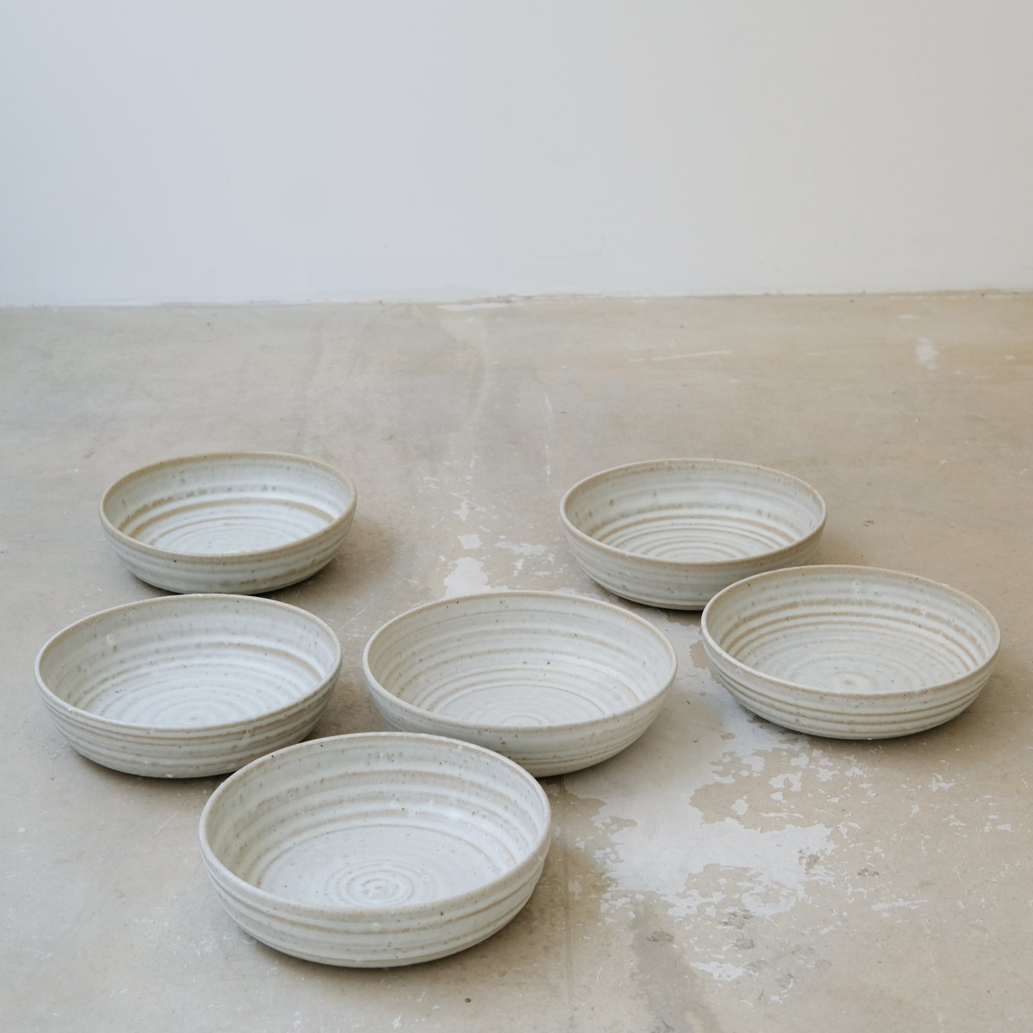 Assiette creuse en grès D21cm - blanc Charline Robache chez Brutal Ceramics