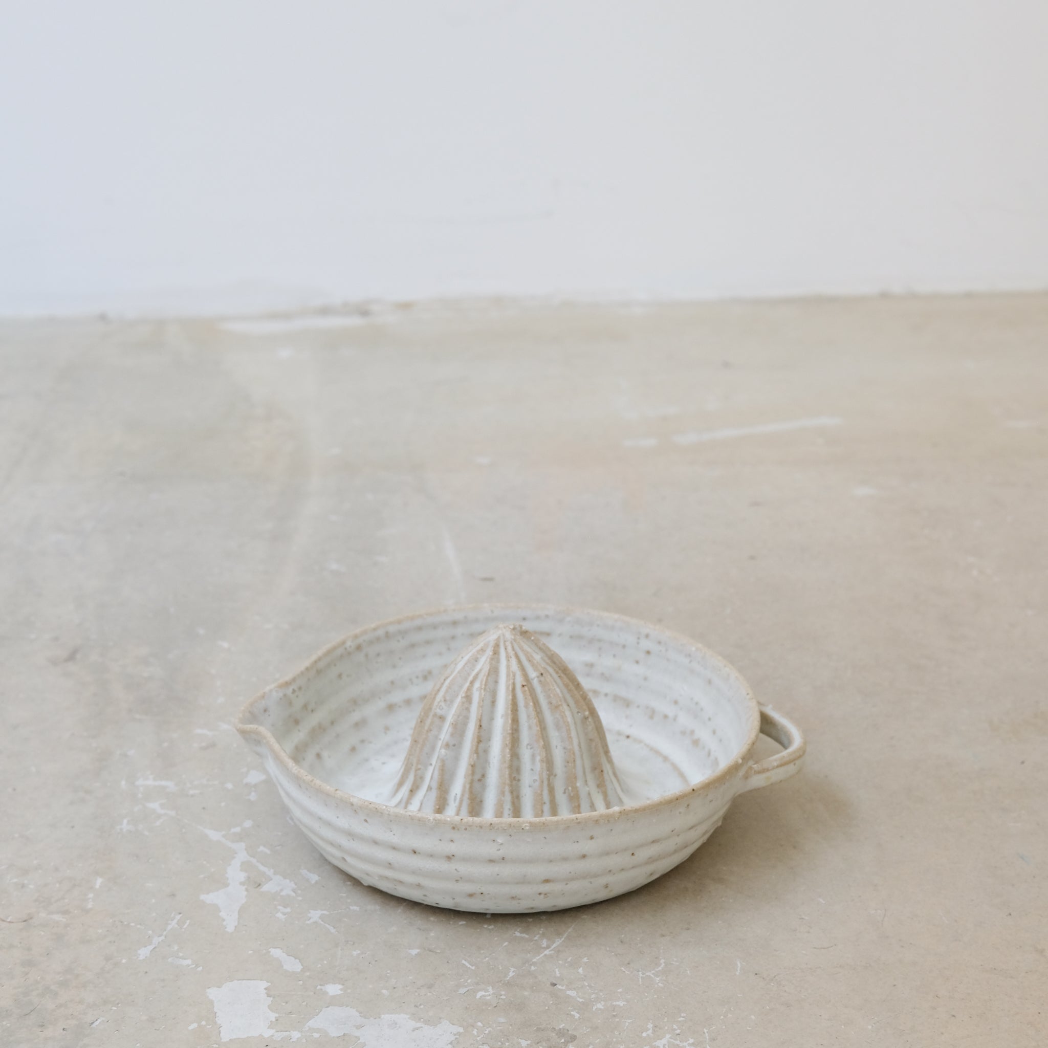 Presse agrume de Charline Robache chez Brutal Ceramics