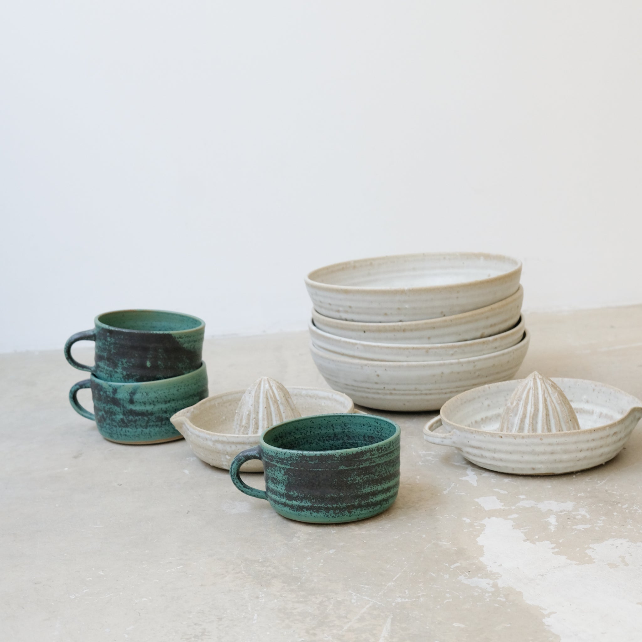 Tasse en grès 330ml - vert de Charline Robache chez Brutal Ceramics
