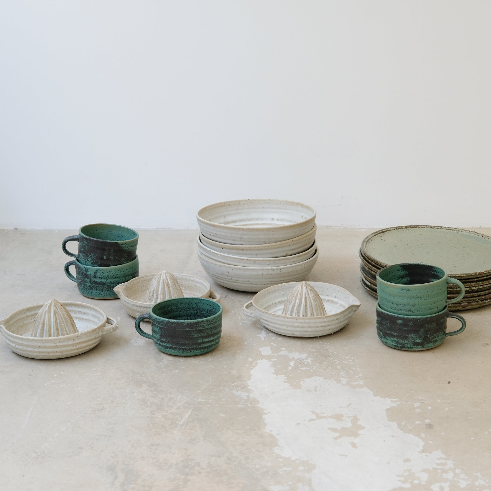 Tasse en grès 330ml - vert de Charline Robache chez Brutal Ceramics