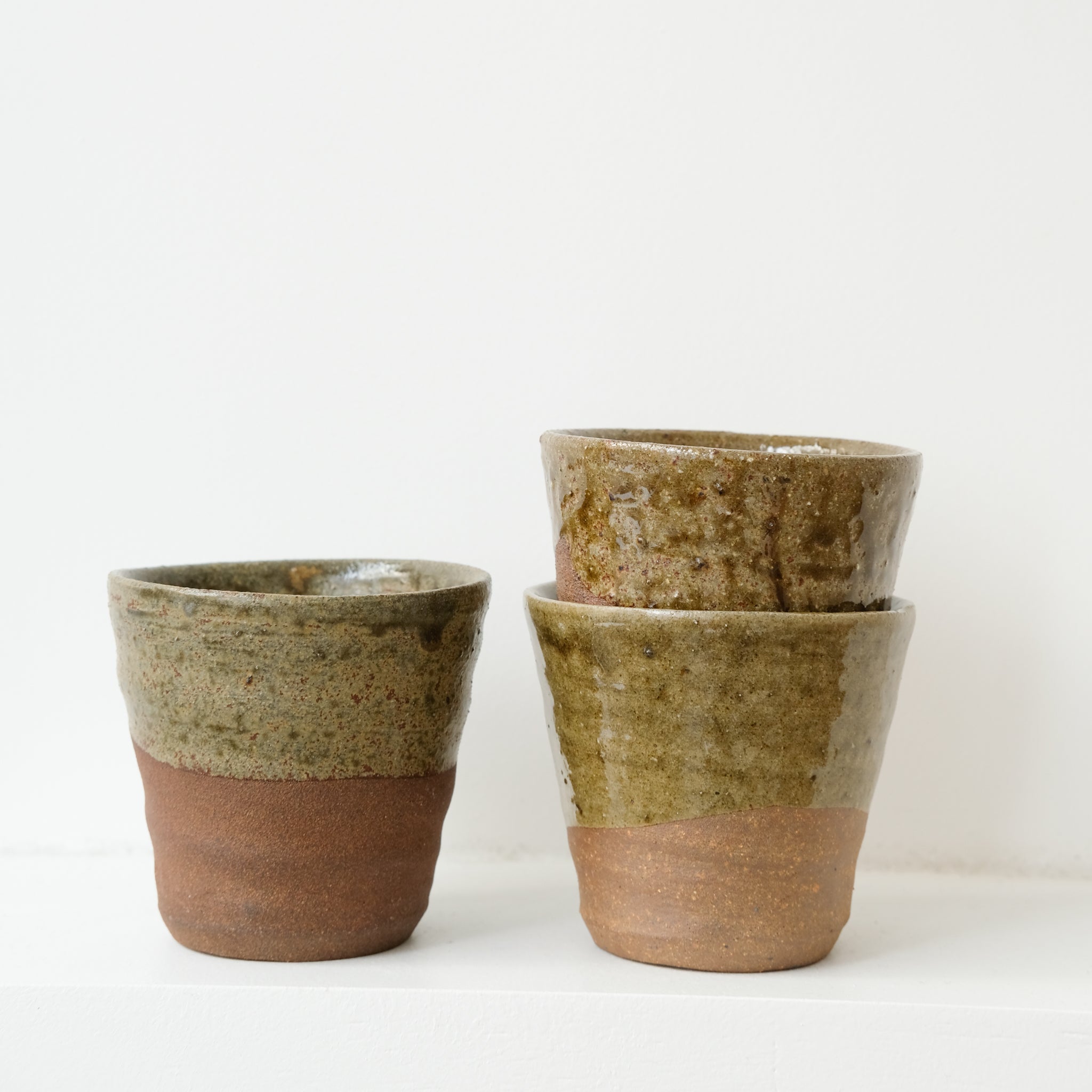 Tasse en grès 160 ml - vert foncé de Dauphine Scalbert chez Brutal Ceramics