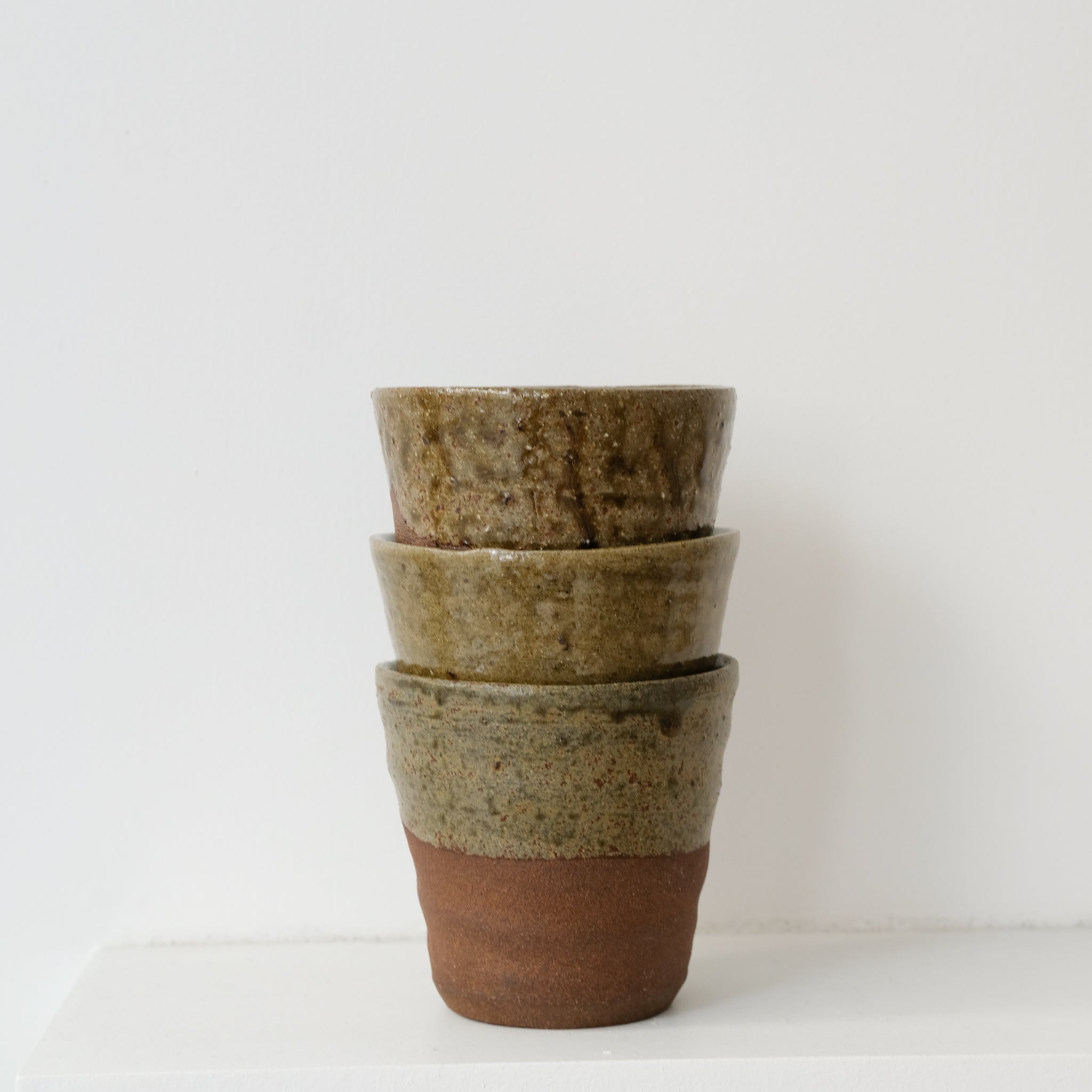 Tasse en grès 160 ml - vert foncé de Dauphine Scalbert chez Brutal Ceramics
