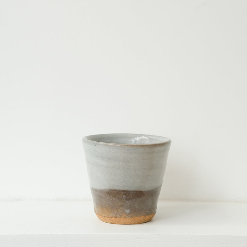 Tasse en grès 160 ml / blanc gris avec engobe de Dauphine Scalbert chez Brutal Ceramics