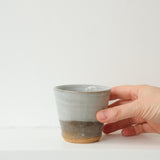 Tasse en grès 160 ml / blanc gris avec engobe de Dauphine Scalbert chez Brutal Ceramics