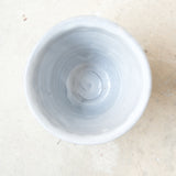 Tasse en grès 160 ml / blanc gris avec engobe de Dauphine Scalbert chez Brutal Ceramics