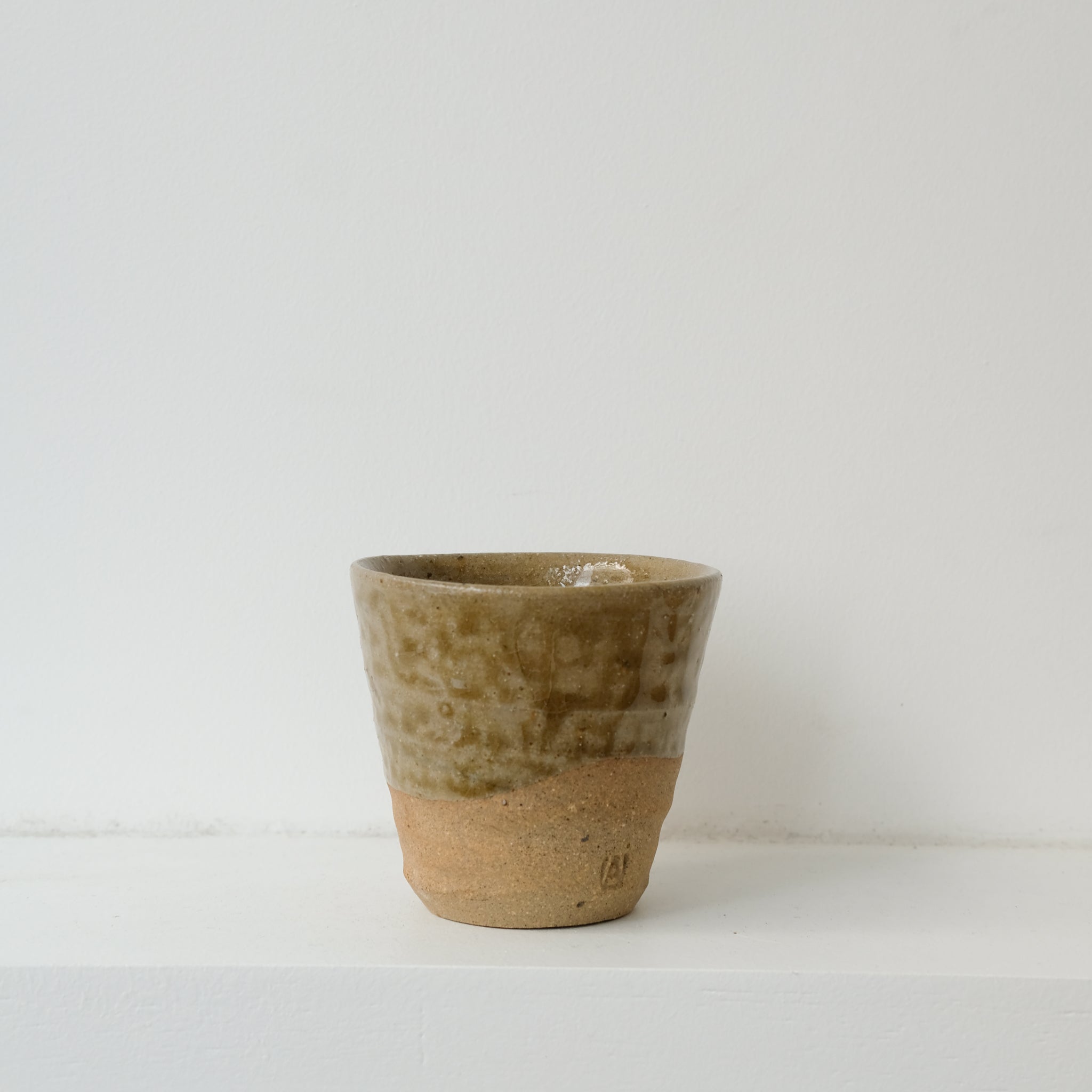 Tasse en grès 160 ml - vert avec engobe de Dauphine Scalbert chez Brutal Ceramics