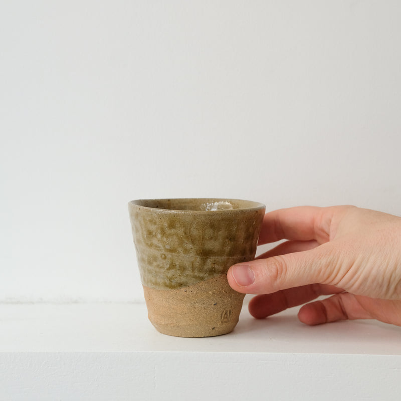 Tasse en grès 160 ml - vert avec engobe de Dauphine Scalbert chez Brutal Ceramics