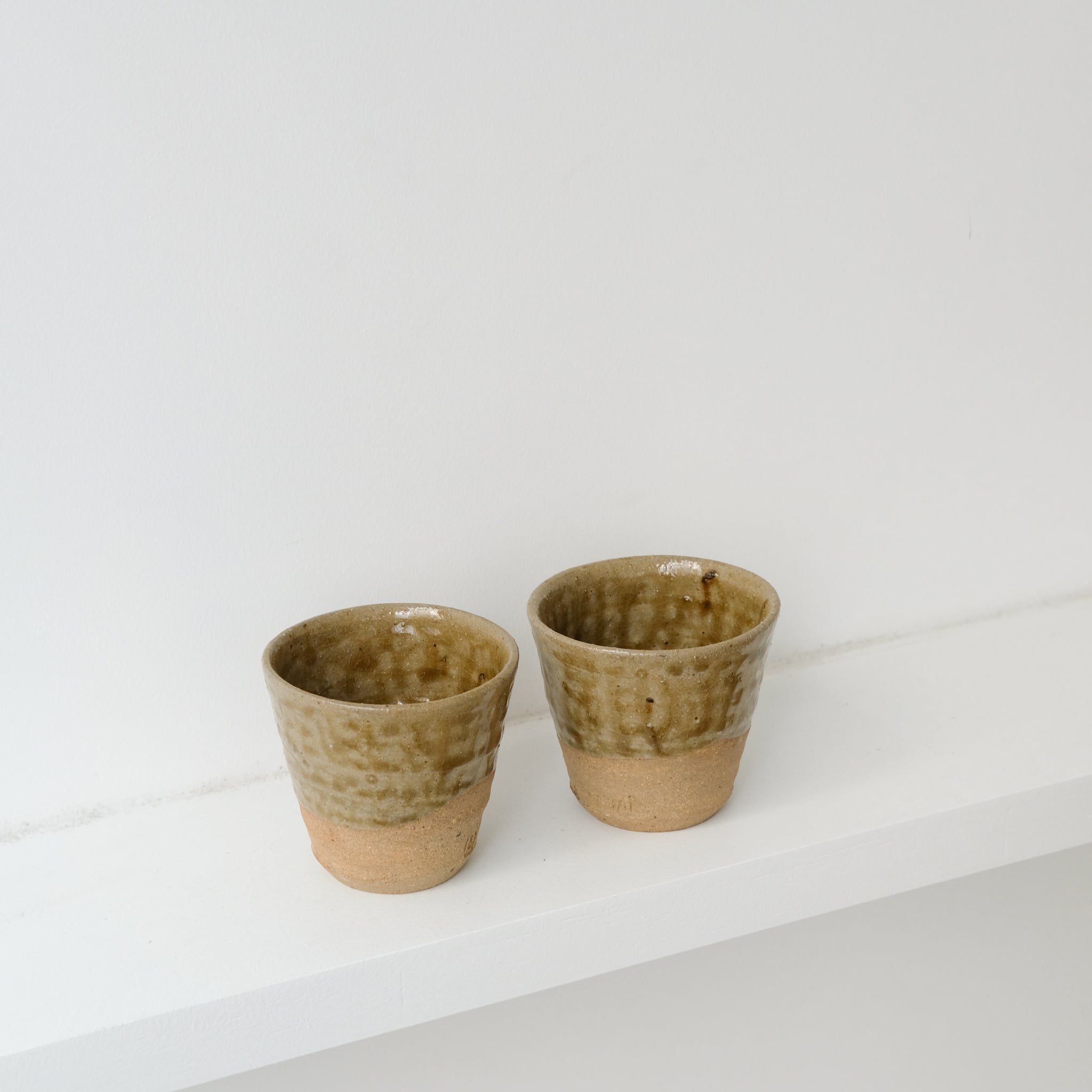 Tasse en grès 160 ml - vert avec engobe de Dauphine Scalbert chez Brutal Ceramics