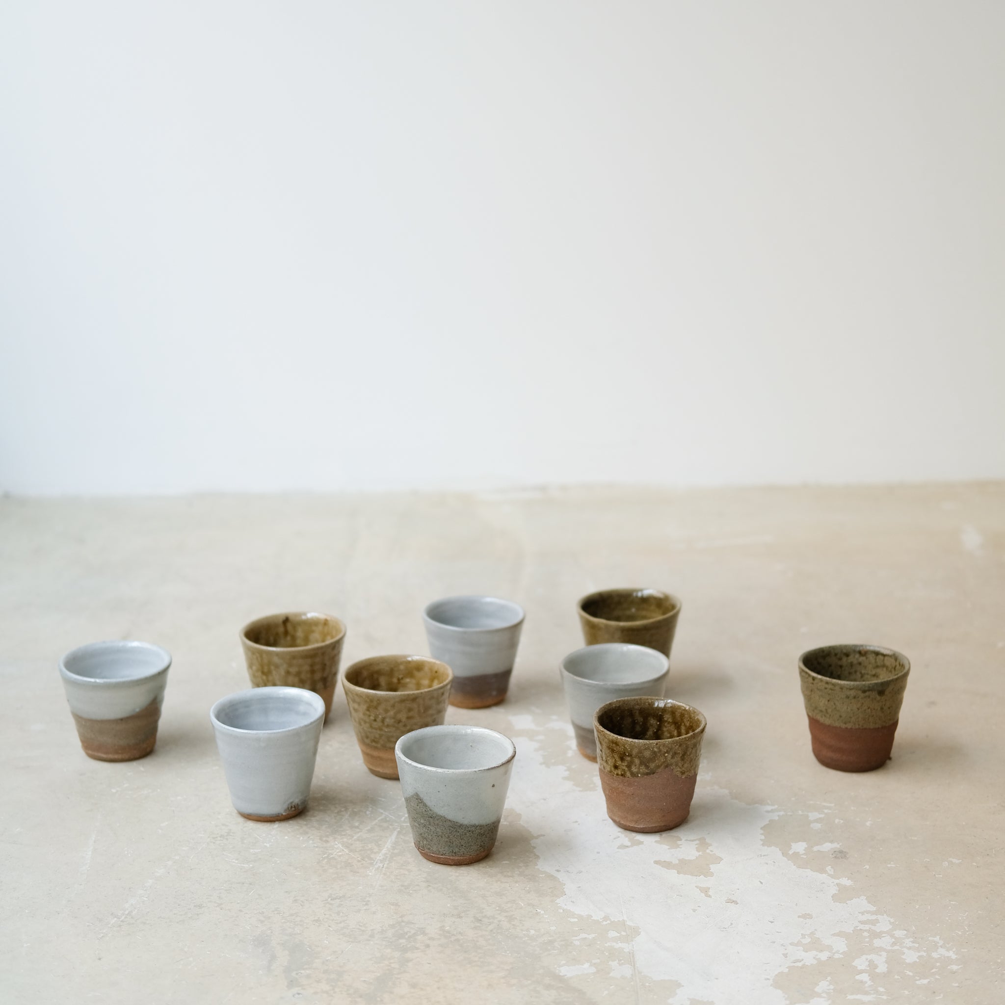 Tasse en grès 160 ml / blanc gris avec engobe de Dauphine Scalbert chez Brutal Ceramics