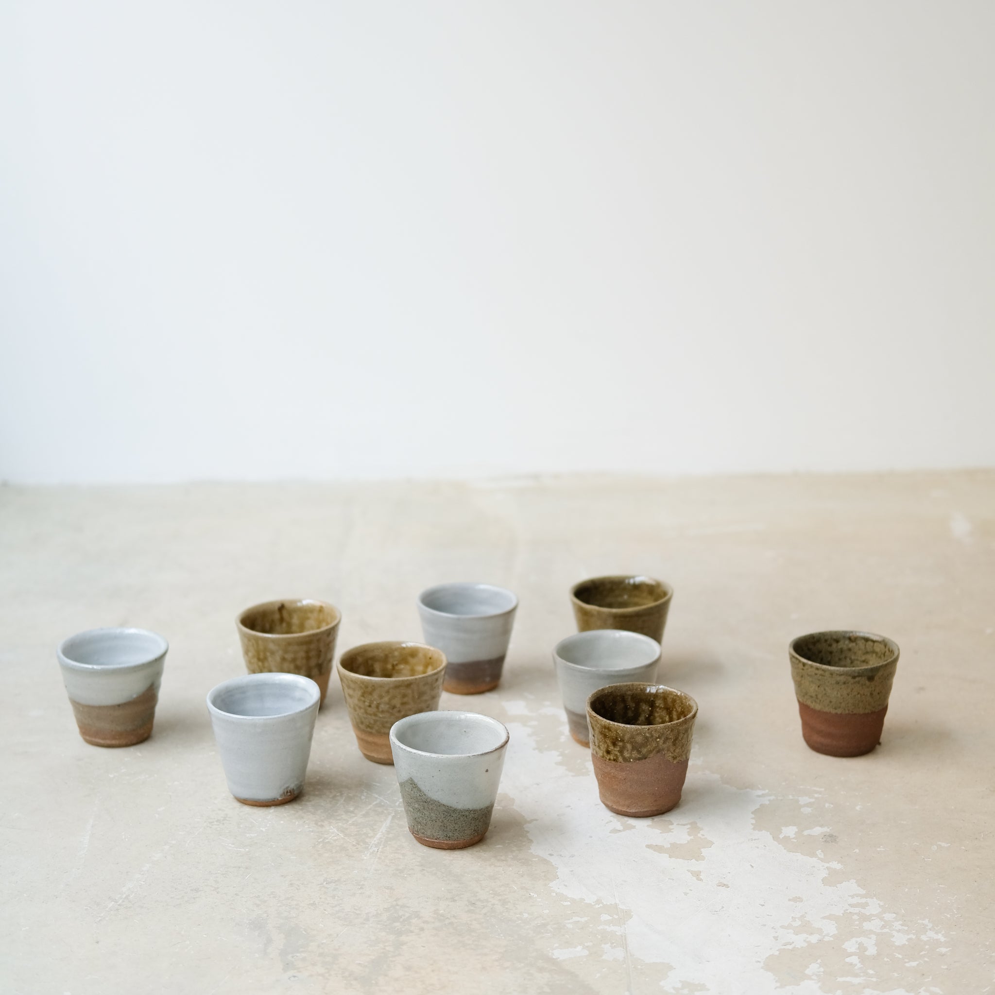 Tasse en grès 160 ml - vert avec engobe de Dauphine Scalbert chez Brutal Ceramics